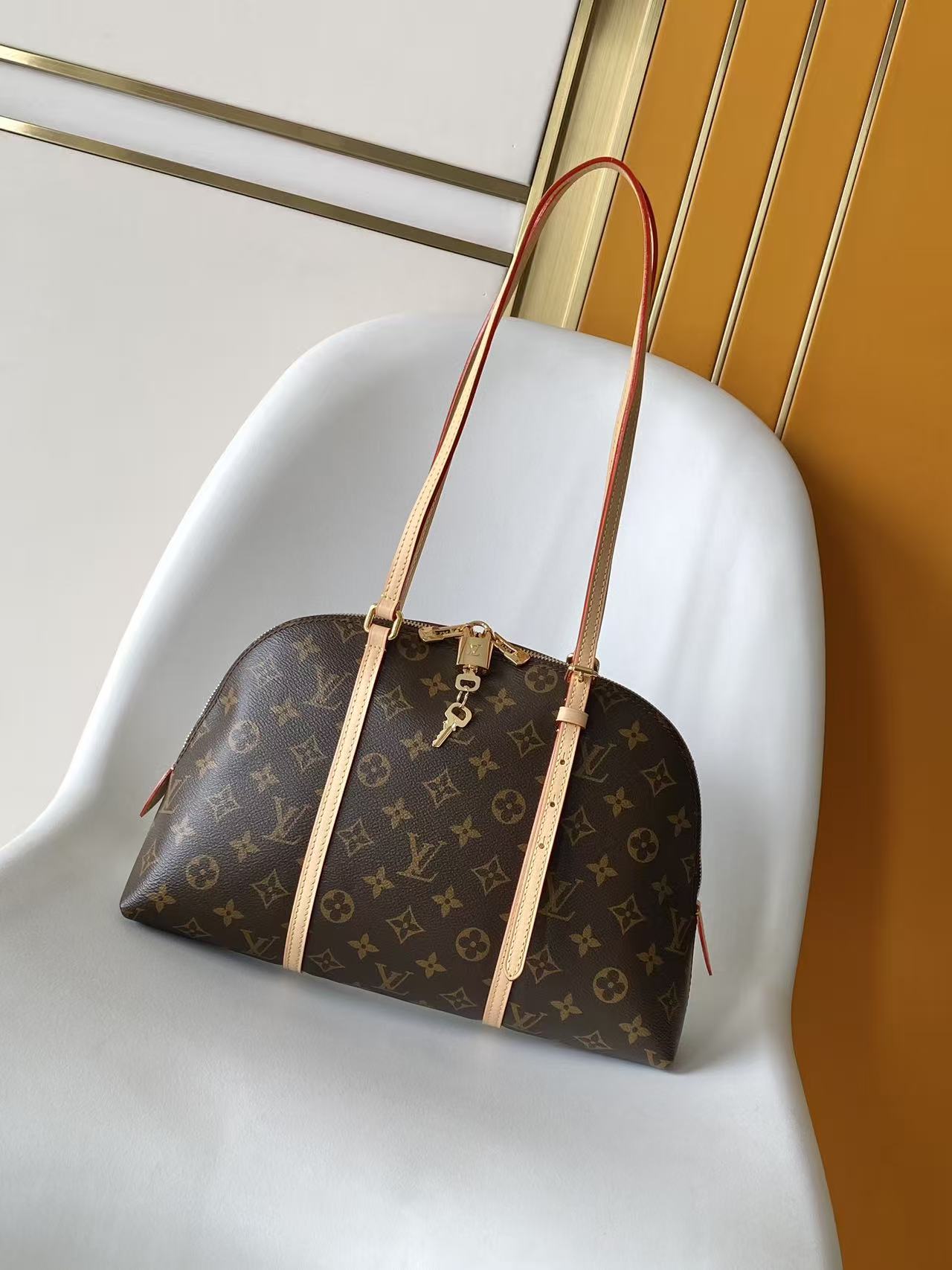 Louis Vuitton M28951 本款 Squire 手袋致敬 1934 年诞生的 Alma 手袋前身
