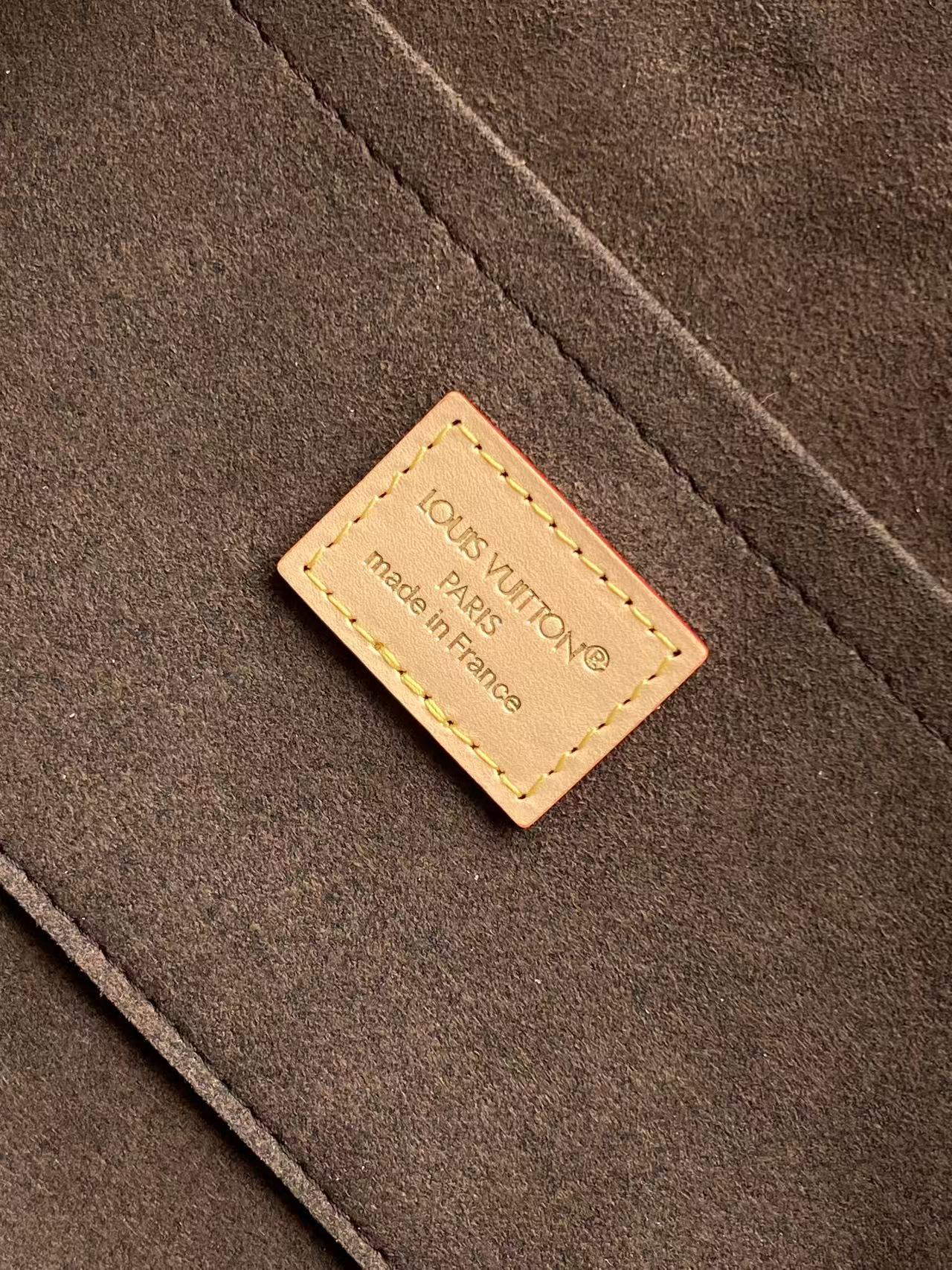 Louis Vuitton M28951 本款 Squire 手袋致敬 1934 年诞生的 Alma 手袋前身