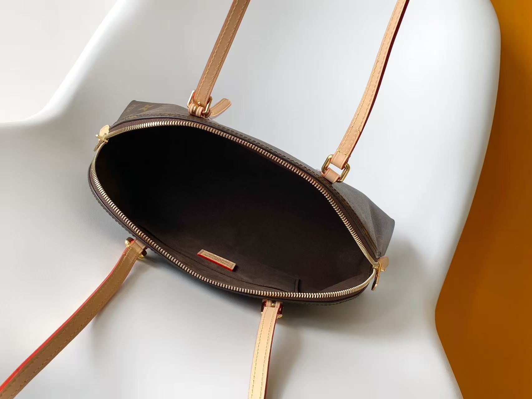 Louis Vuitton M28951 本款 Squire 手袋致敬 1934 年诞生的 Alma 手袋前身