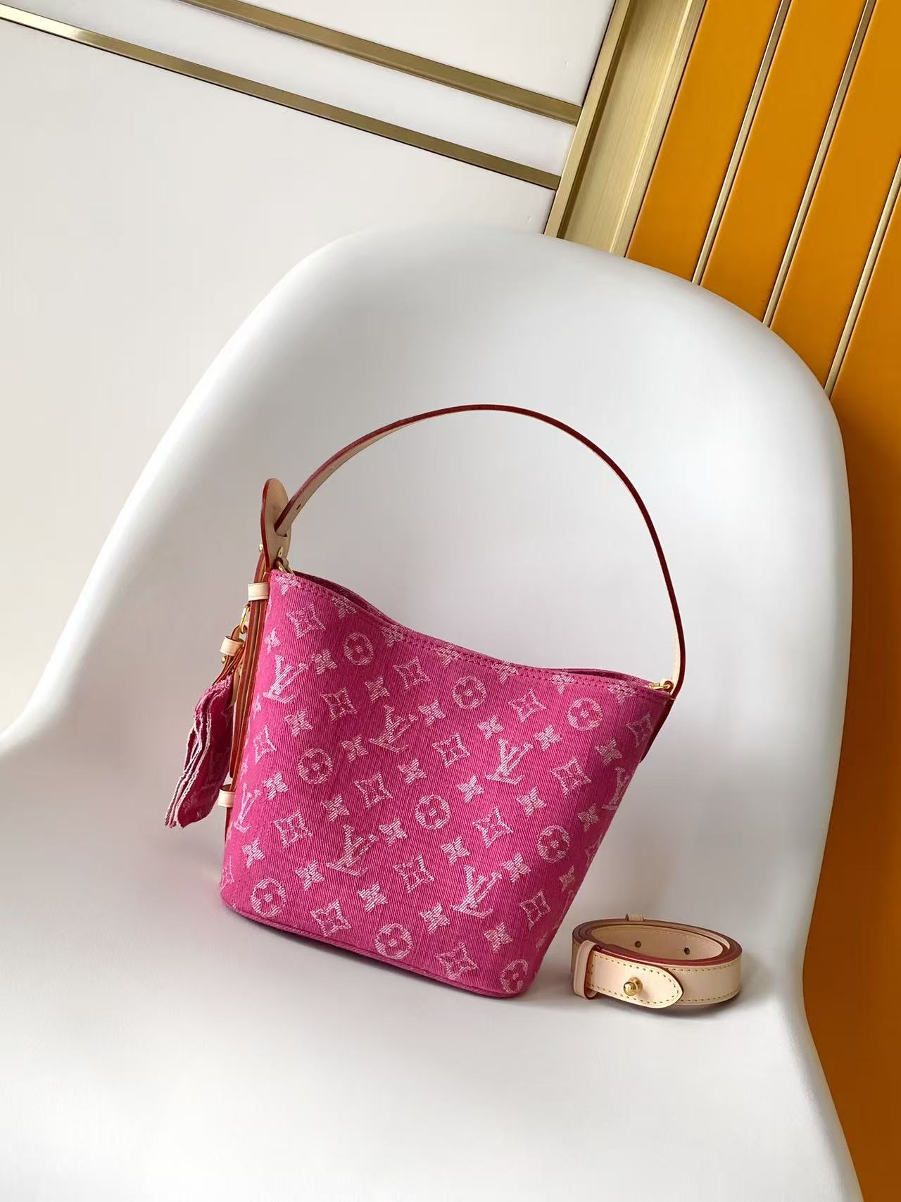 Louis Vuitton 本款 Denim Rendez-Vous 系列 All In BB 手袋携明快色调焕新亮相