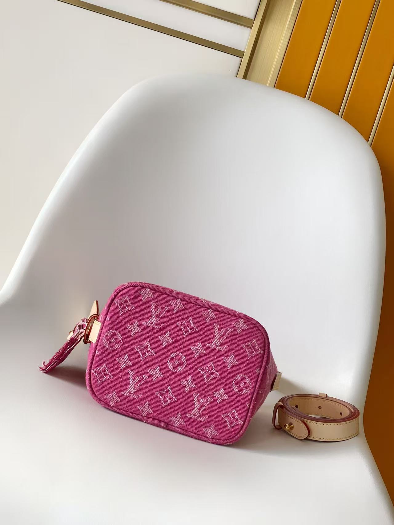 Louis Vuitton 本款 Denim Rendez-Vous 系列 All In BB 手袋携明快色调焕新亮相