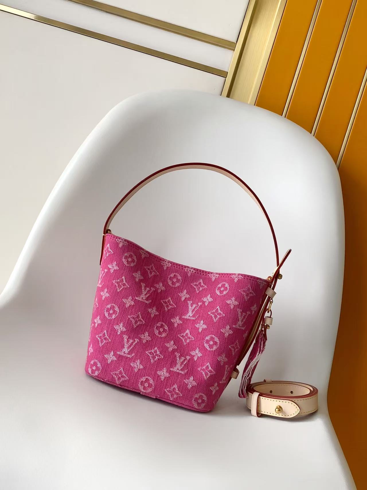 Louis Vuitton 本款 Denim Rendez-Vous 系列 All In BB 手袋携明快色调焕新亮相