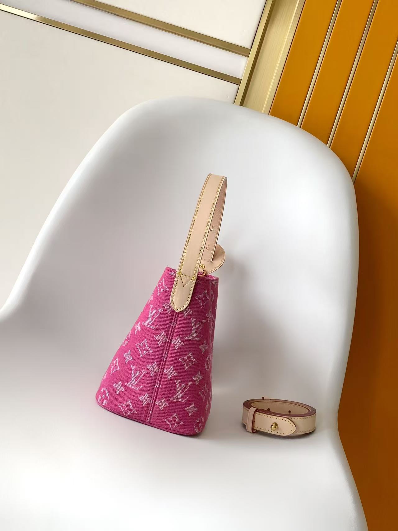 Louis Vuitton 本款 Denim Rendez-Vous 系列 All In BB 手袋携明快色调焕新亮相