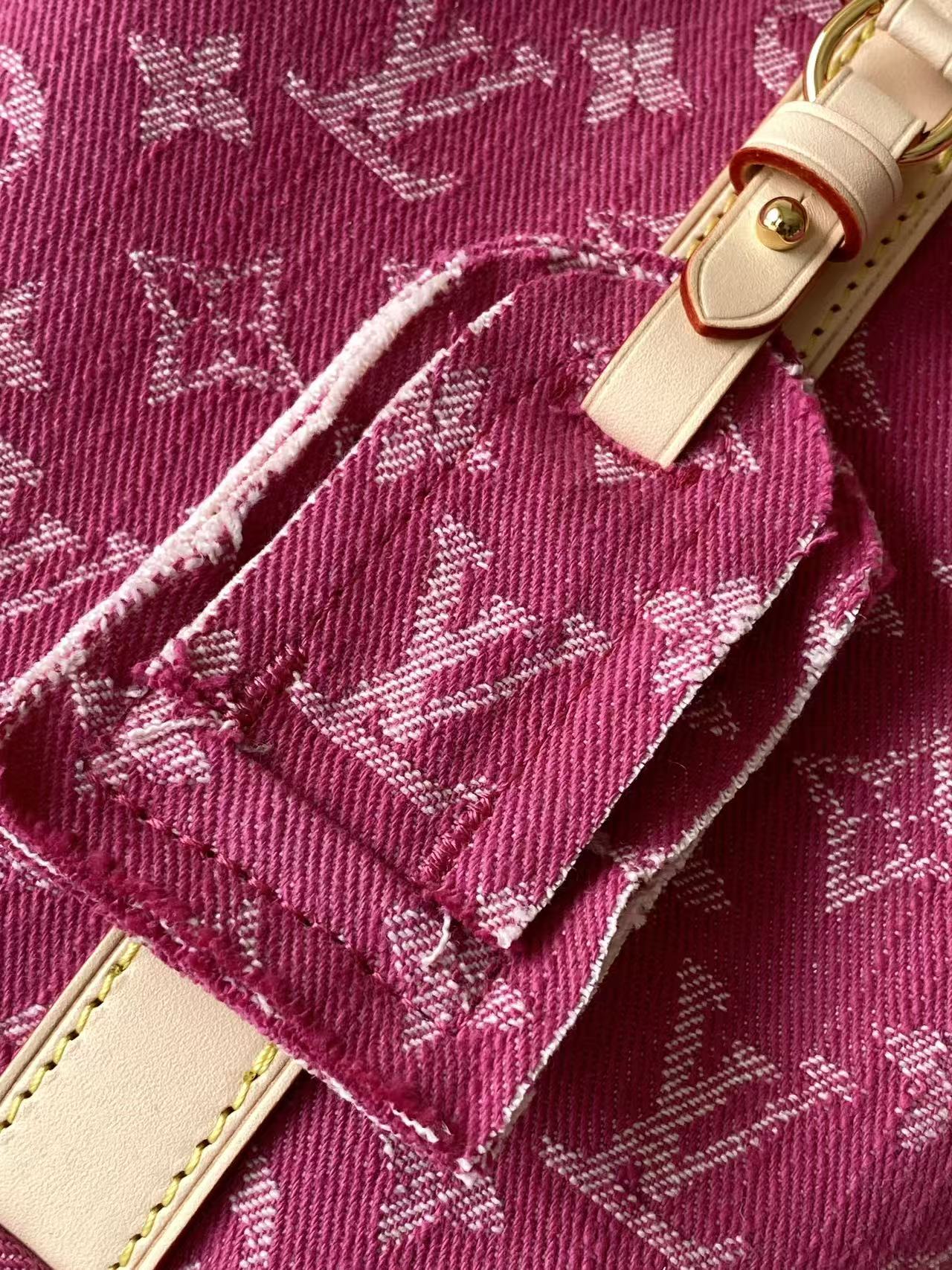 Louis Vuitton 本款 Denim Rendez-Vous 系列 All In BB 手袋携明快色调焕新亮相