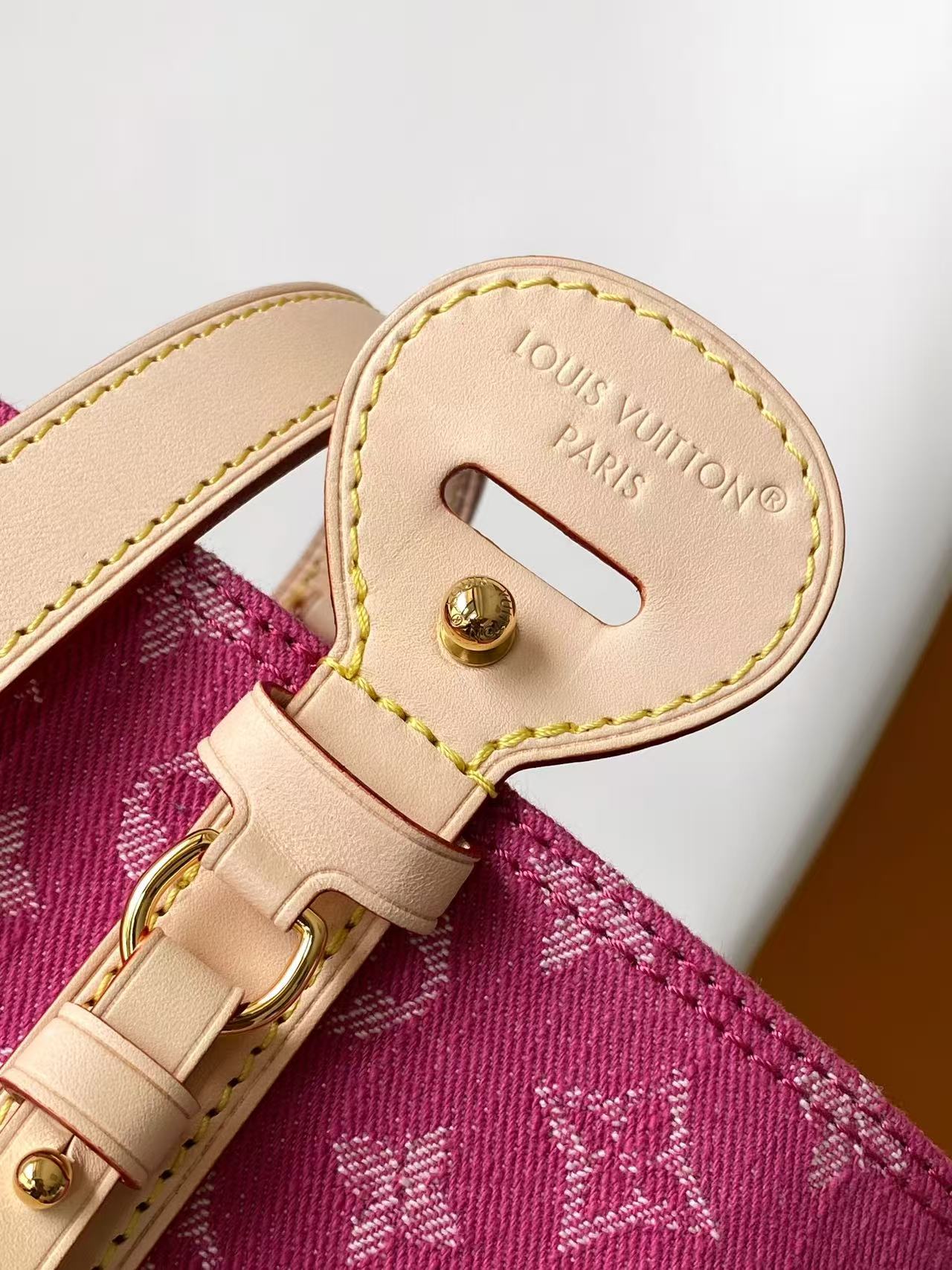 Louis Vuitton 本款 Denim Rendez-Vous 系列 All In BB 手袋携明快色调焕新亮相