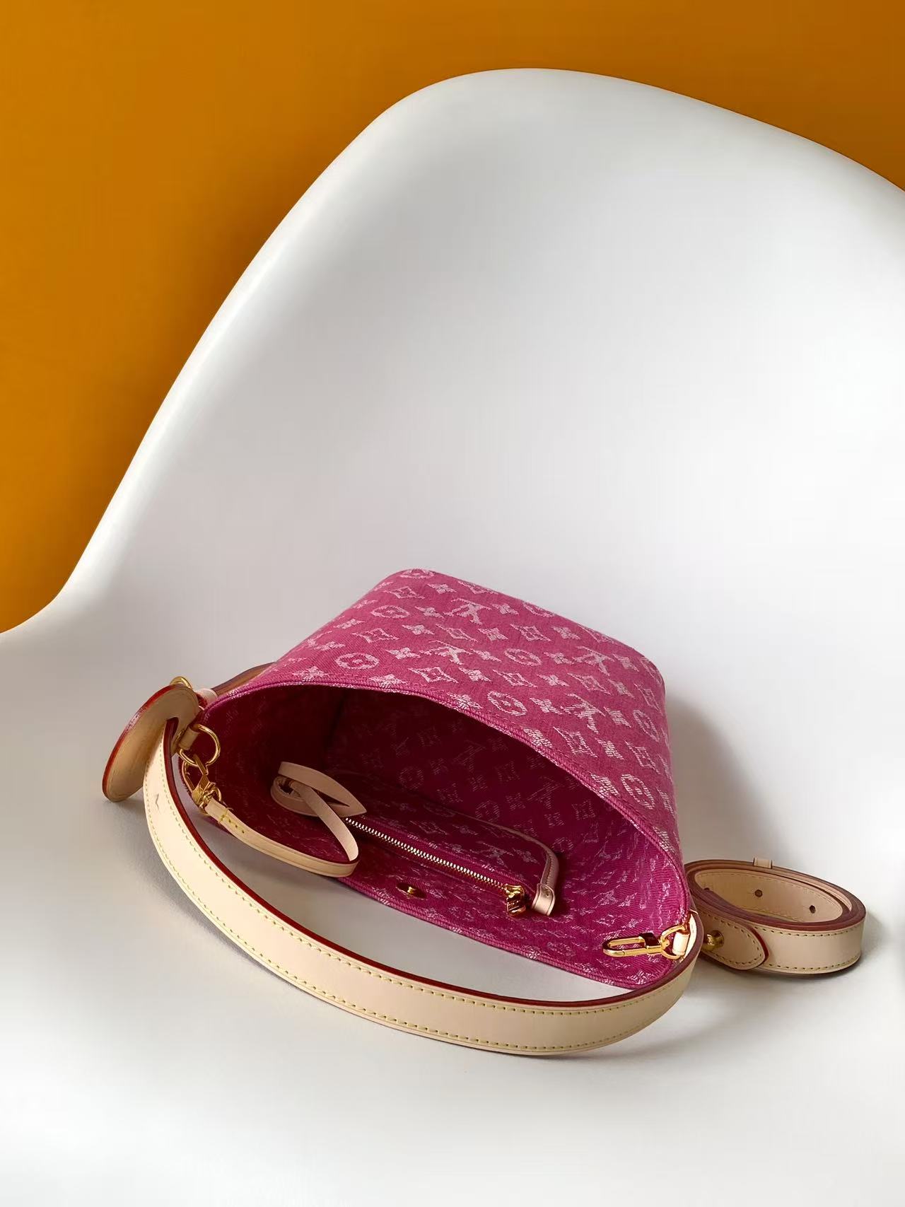 Louis Vuitton 本款 Denim Rendez-Vous 系列 All In BB 手袋携明快色调焕新亮相