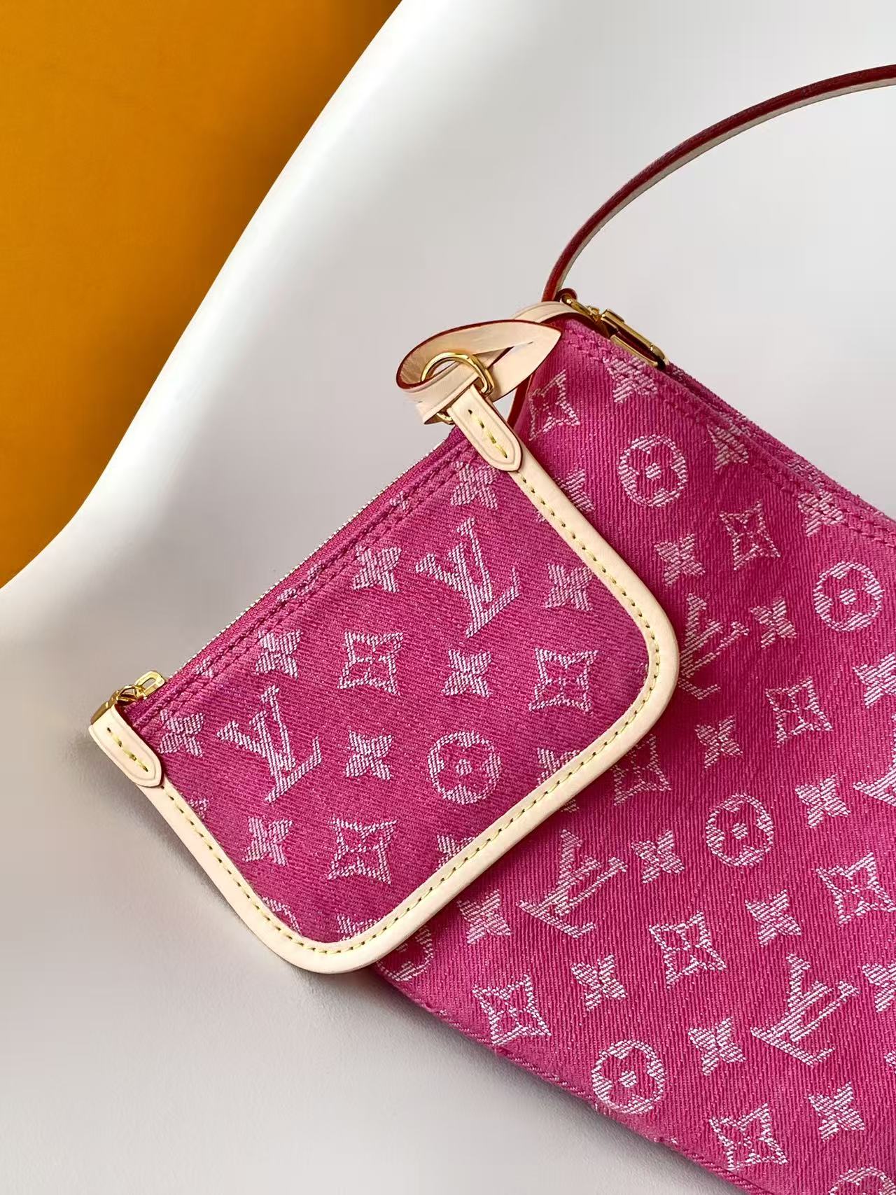 Louis Vuitton 本款 Denim Rendez-Vous 系列 All In BB 手袋携明快色调焕新亮相