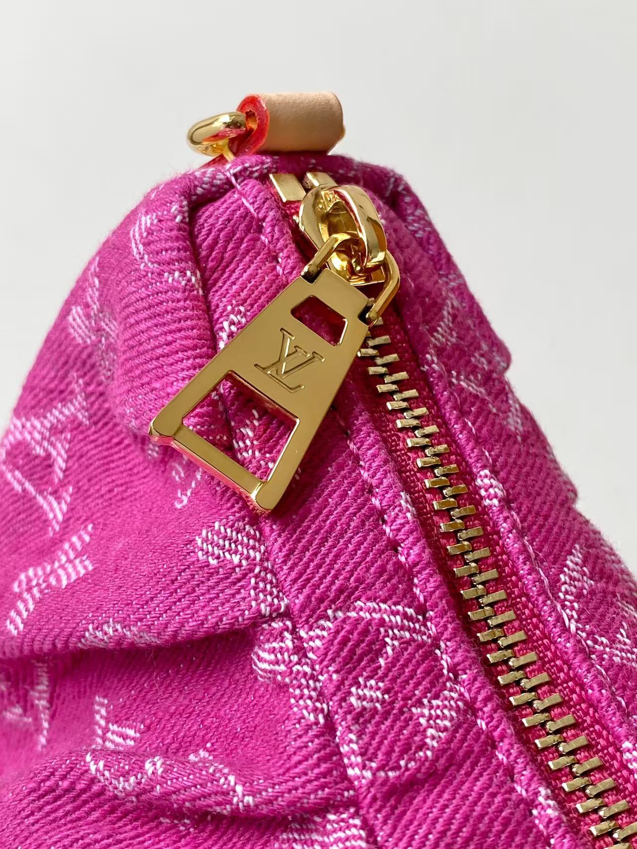 Louis Vuitton M13571蓝色 M28327玫红 动态163Pochette Valley 手袋取材 Monogram 棉质丹宁布