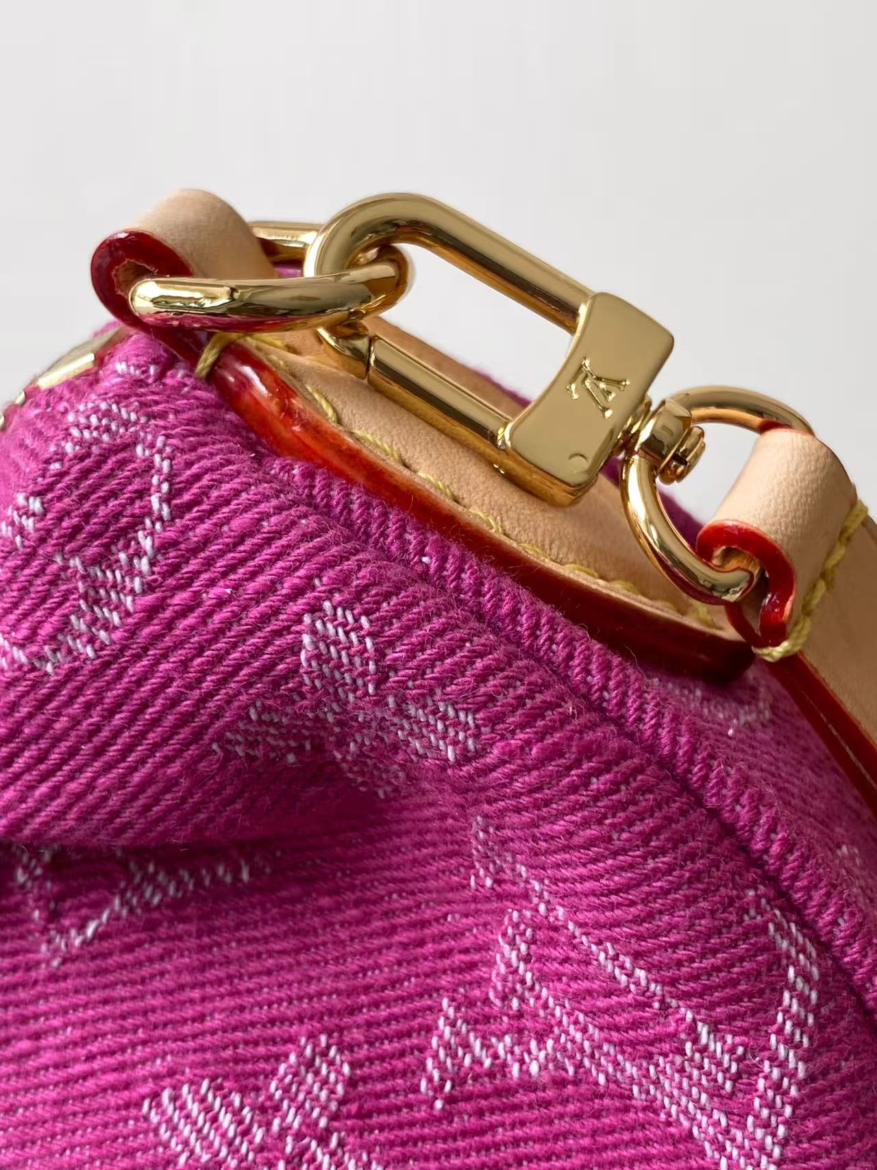 Louis Vuitton M13571蓝色 M28327玫红 动态163Pochette Valley 手袋取材 Monogram 棉质丹宁布
