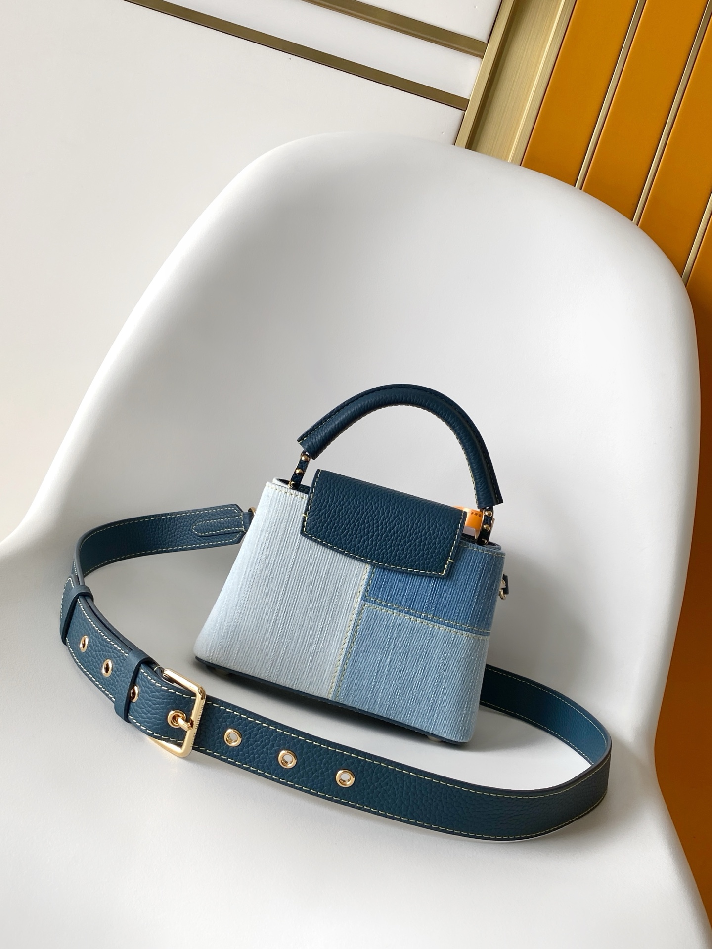 Louis Vuitton M27302 动态163 本款 Capucines BB 手袋以丹宁布材质演绎当代风尚