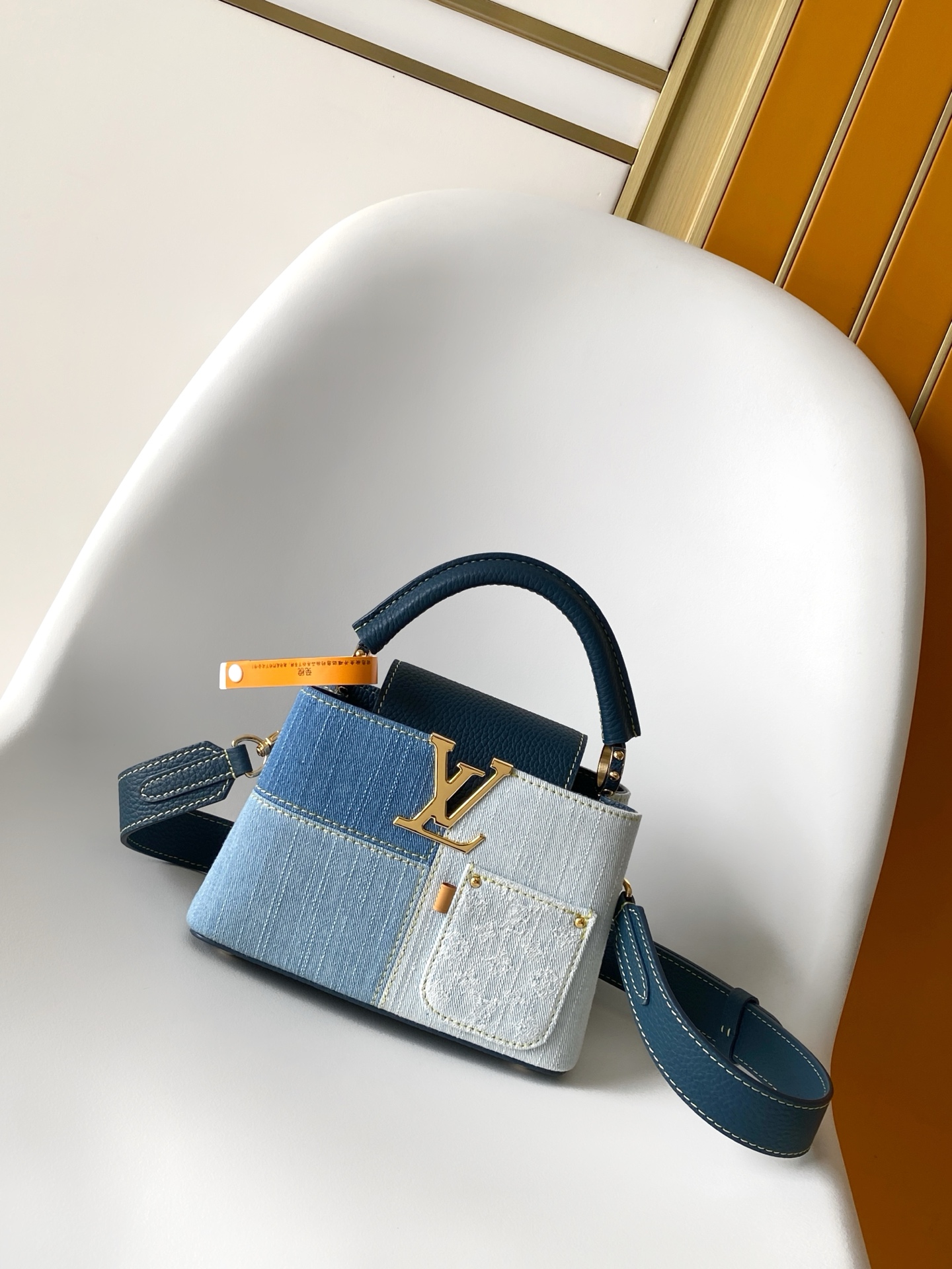 Louis Vuitton M27302 动态163 本款 Capucines BB 手袋以丹宁布材质演绎当代风尚