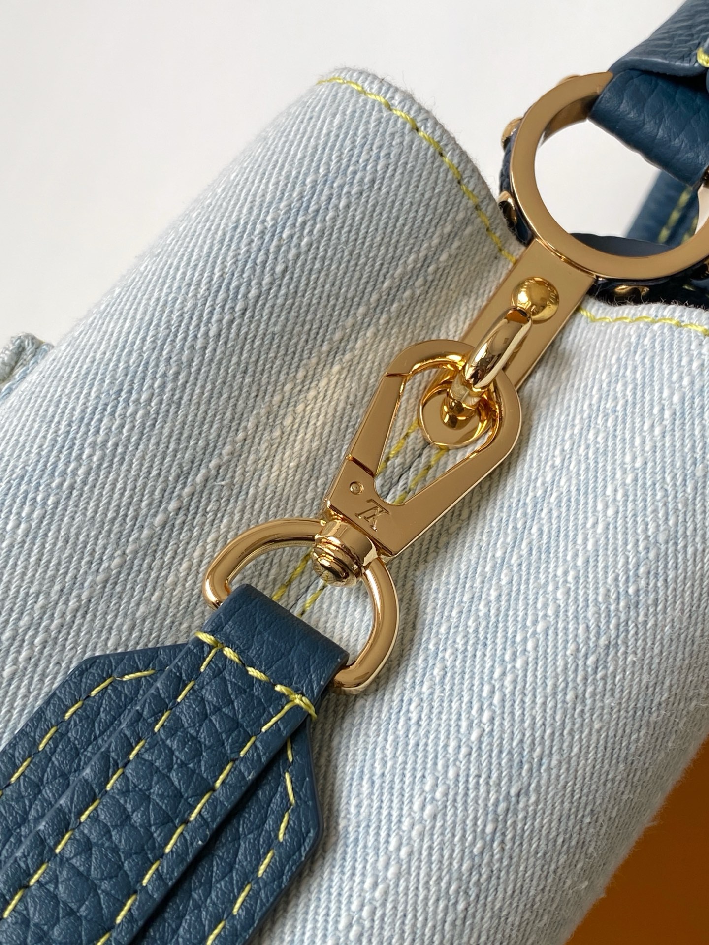 Louis Vuitton M27302 动态163 本款 Capucines BB 手袋以丹宁布材质演绎当代风尚