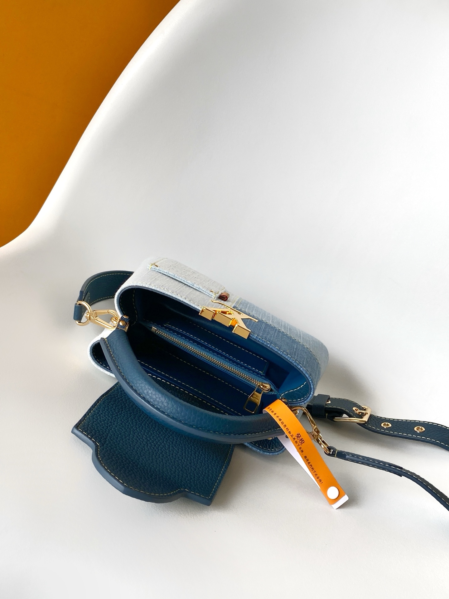 Louis Vuitton M27302 动态163 本款 Capucines BB 手袋以丹宁布材质演绎当代风尚