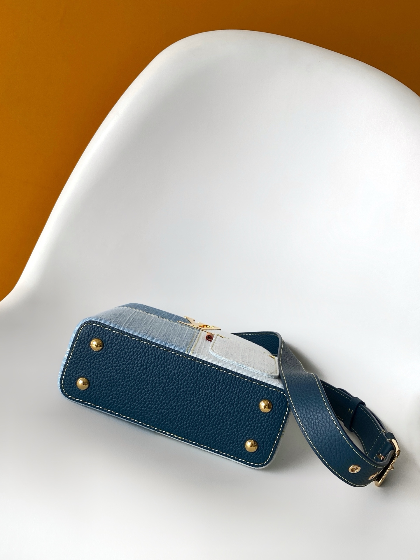 Louis Vuitton M27302 动态163 本款 Capucines BB 手袋以丹宁布材质演绎当代风尚