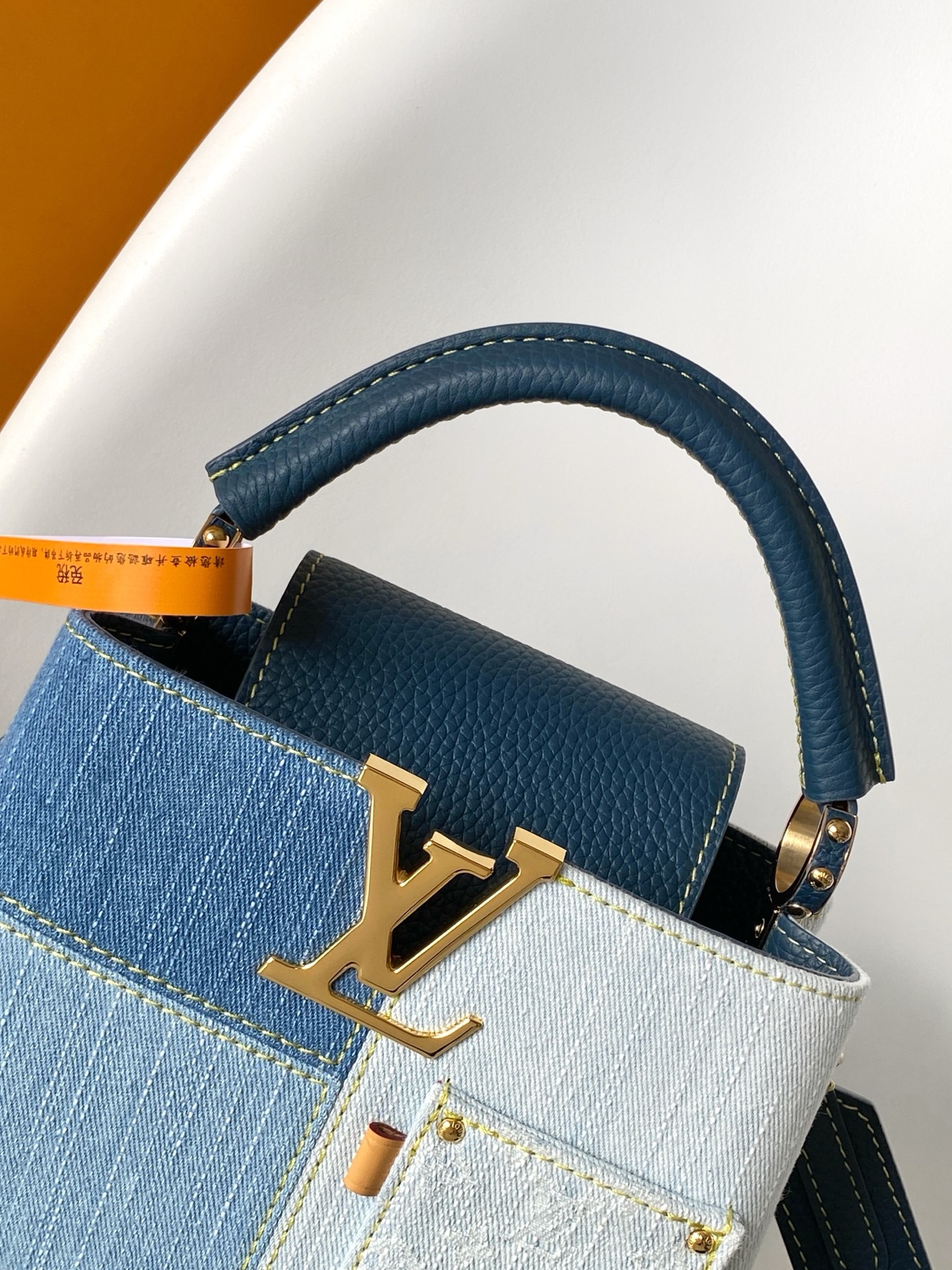 Louis Vuitton M27302 动态163 本款 Capucines BB 手袋以丹宁布材质演绎当代风尚