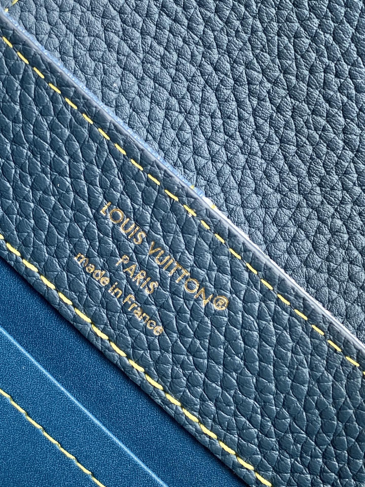 Louis Vuitton M27302 动态163 本款 Capucines BB 手袋以丹宁布材质演绎当代风尚