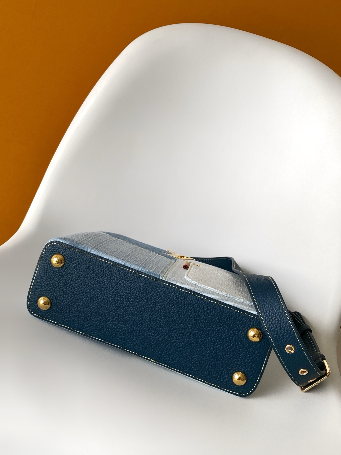Louis Vuitton M27302 动态163 本款 Capucines BB 手袋以丹宁布材质演绎当代风尚