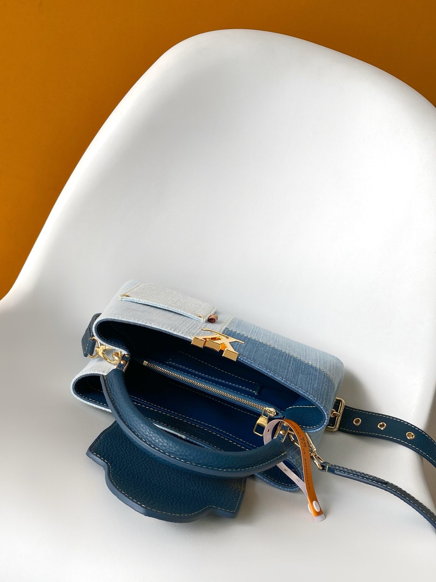 Louis Vuitton M27302 动态163 本款 Capucines BB 手袋以丹宁布材质演绎当代风尚