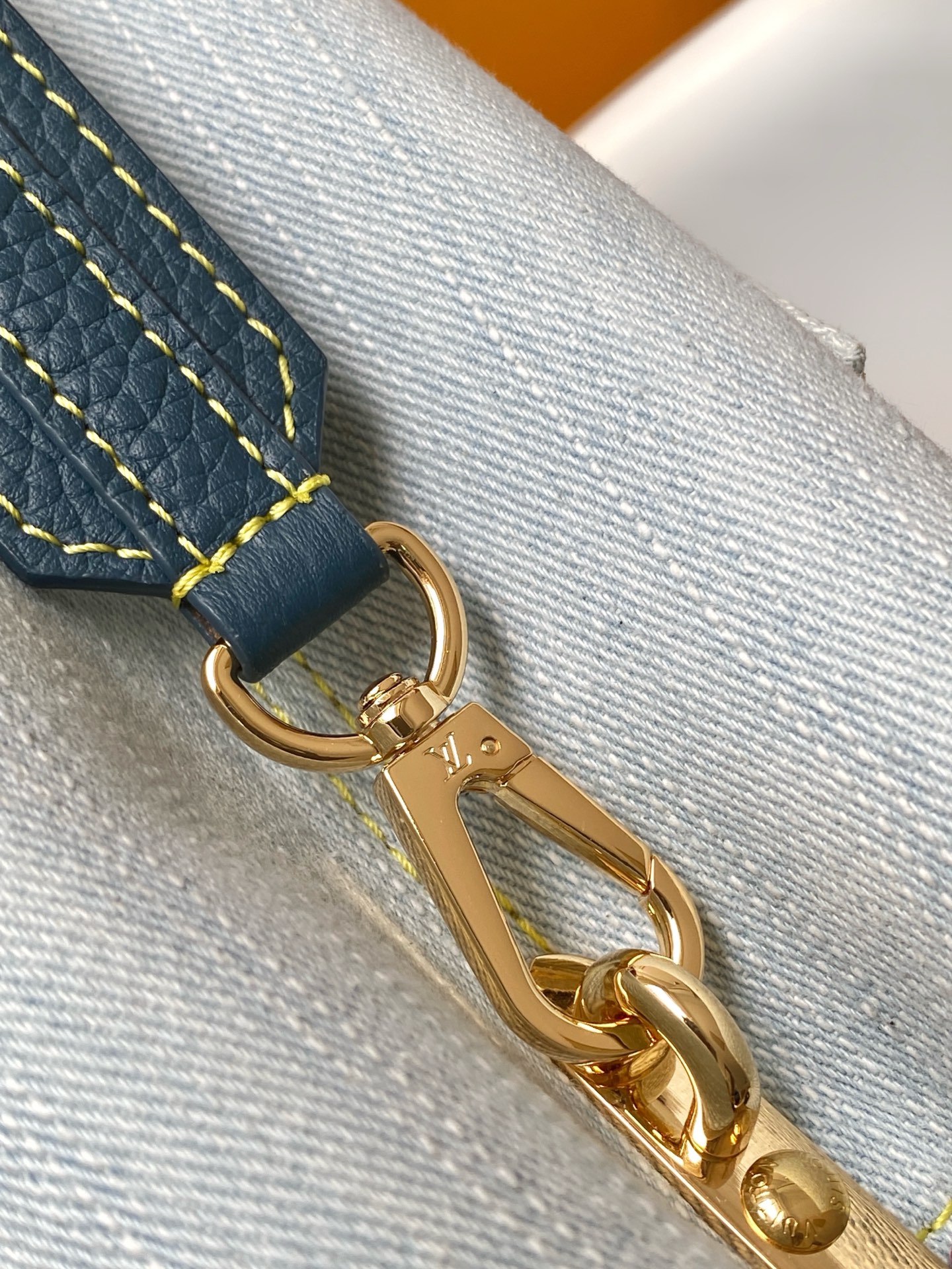 Louis Vuitton M27302 动态163 本款 Capucines BB 手袋以丹宁布材质演绎当代风尚
