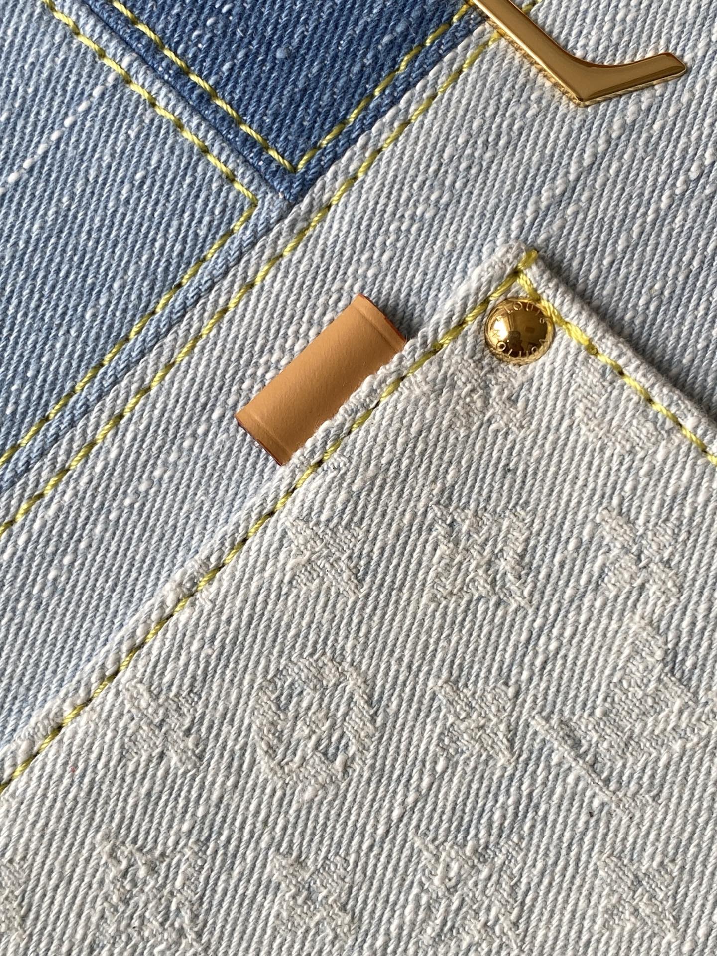 Louis Vuitton M27302 动态163 本款 Capucines BB 手袋以丹宁布材质演绎当代风尚