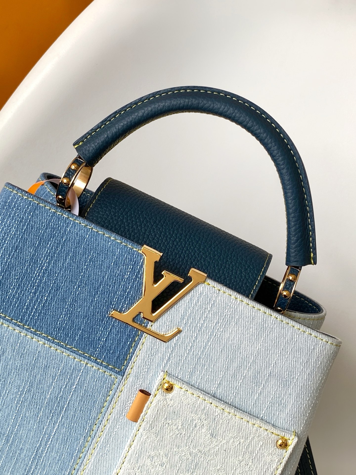 Louis Vuitton M27302 动态163 本款 Capucines BB 手袋以丹宁布材质演绎当代风尚