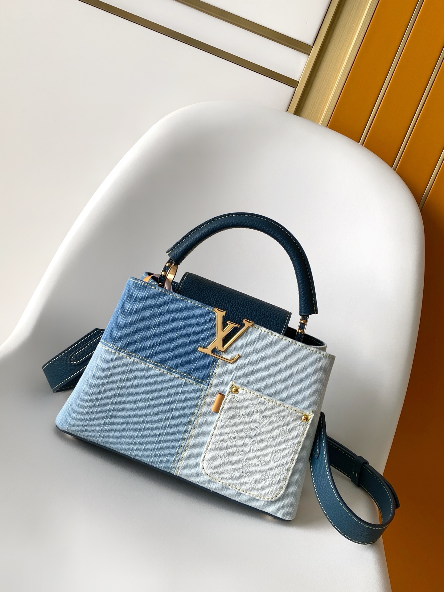 Louis Vuitton M27302 动态163 本款 Capucines BB 手袋以丹宁布材质演绎当代风尚