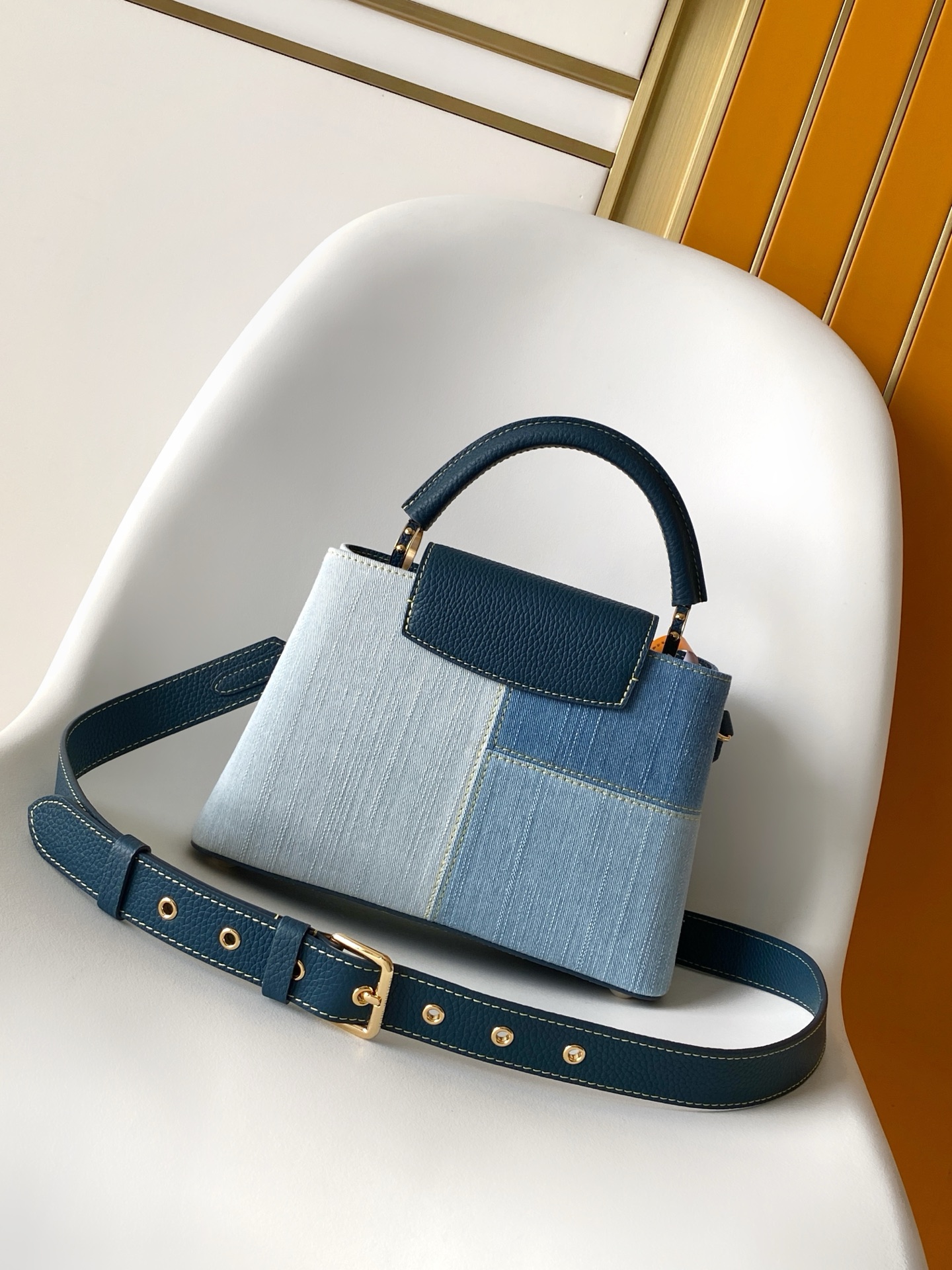 Louis Vuitton M27302 动态163 本款 Capucines BB 手袋以丹宁布材质演绎当代风尚