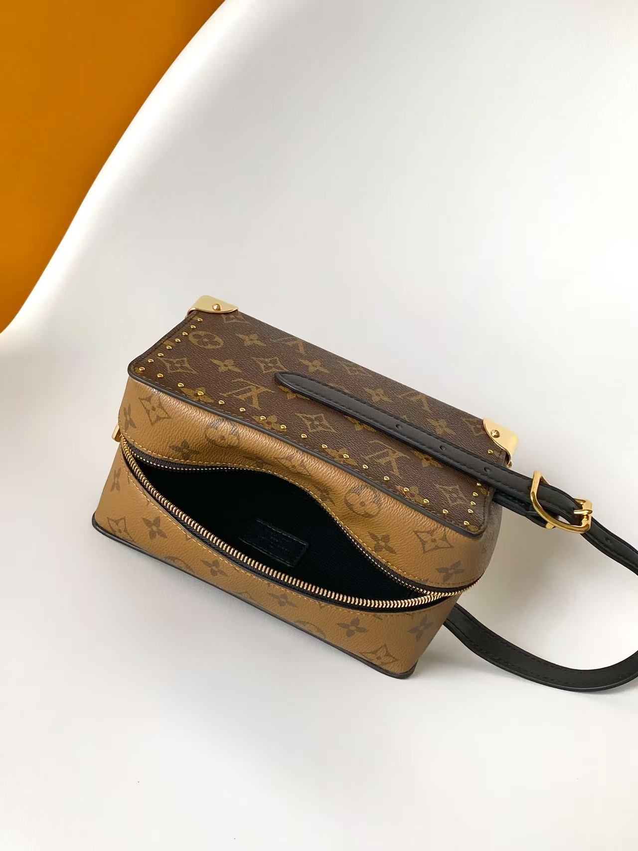 louis vuitton locker dopp kit trunk