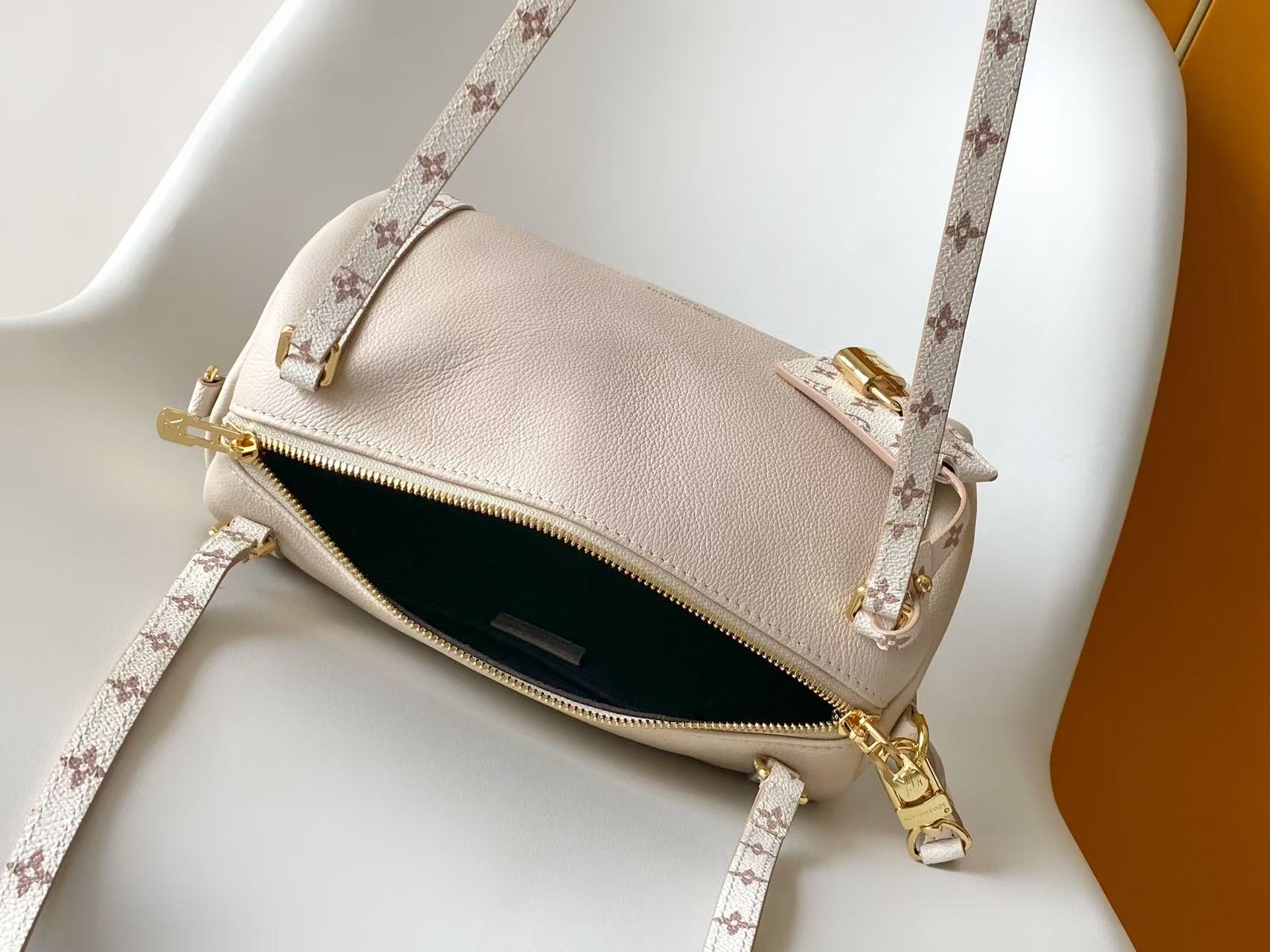LV Speedy Bandoulière 25 handbag with monogram 