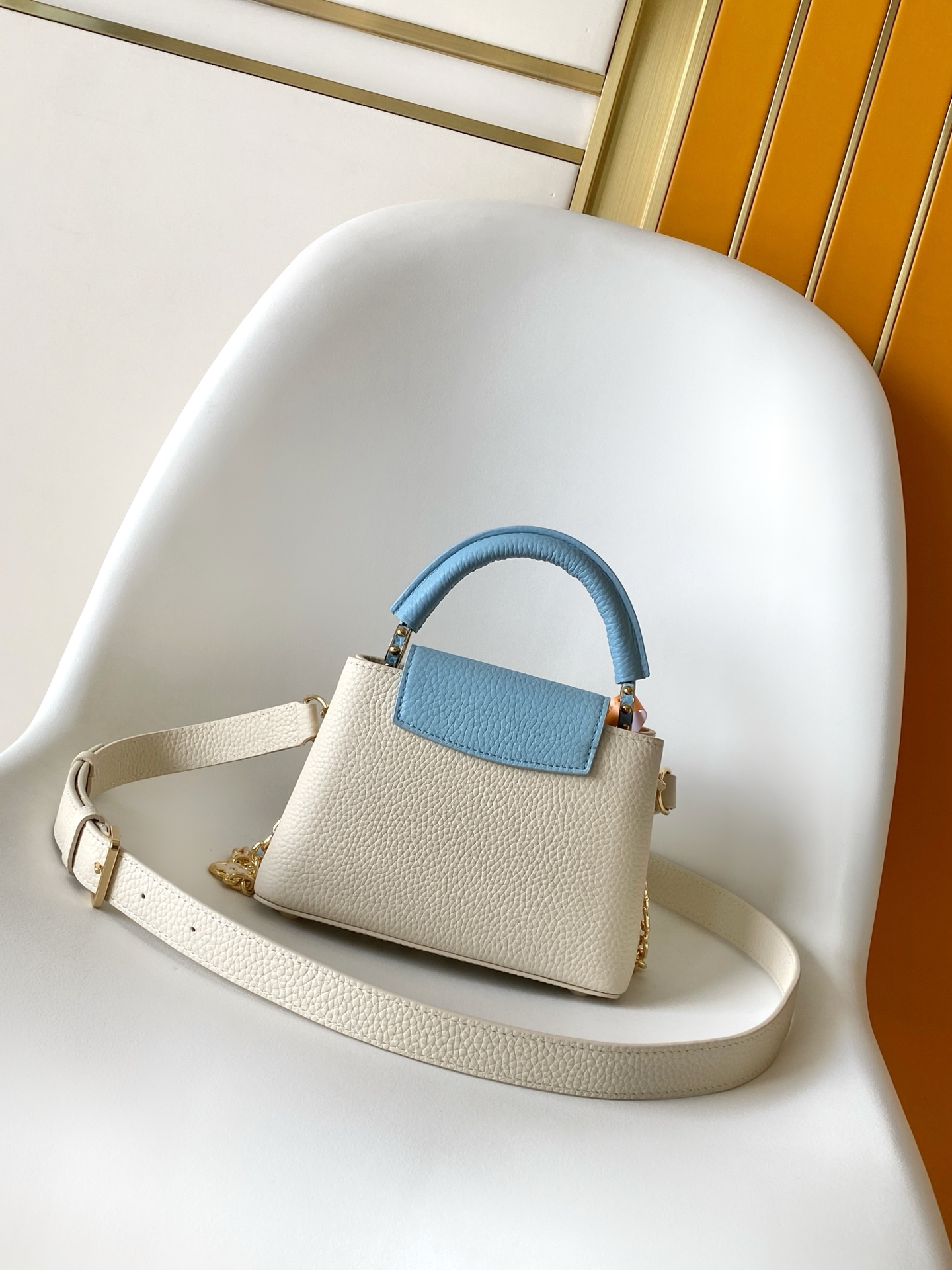 LVCapucines Mini Taurillon leather top handle bag 
