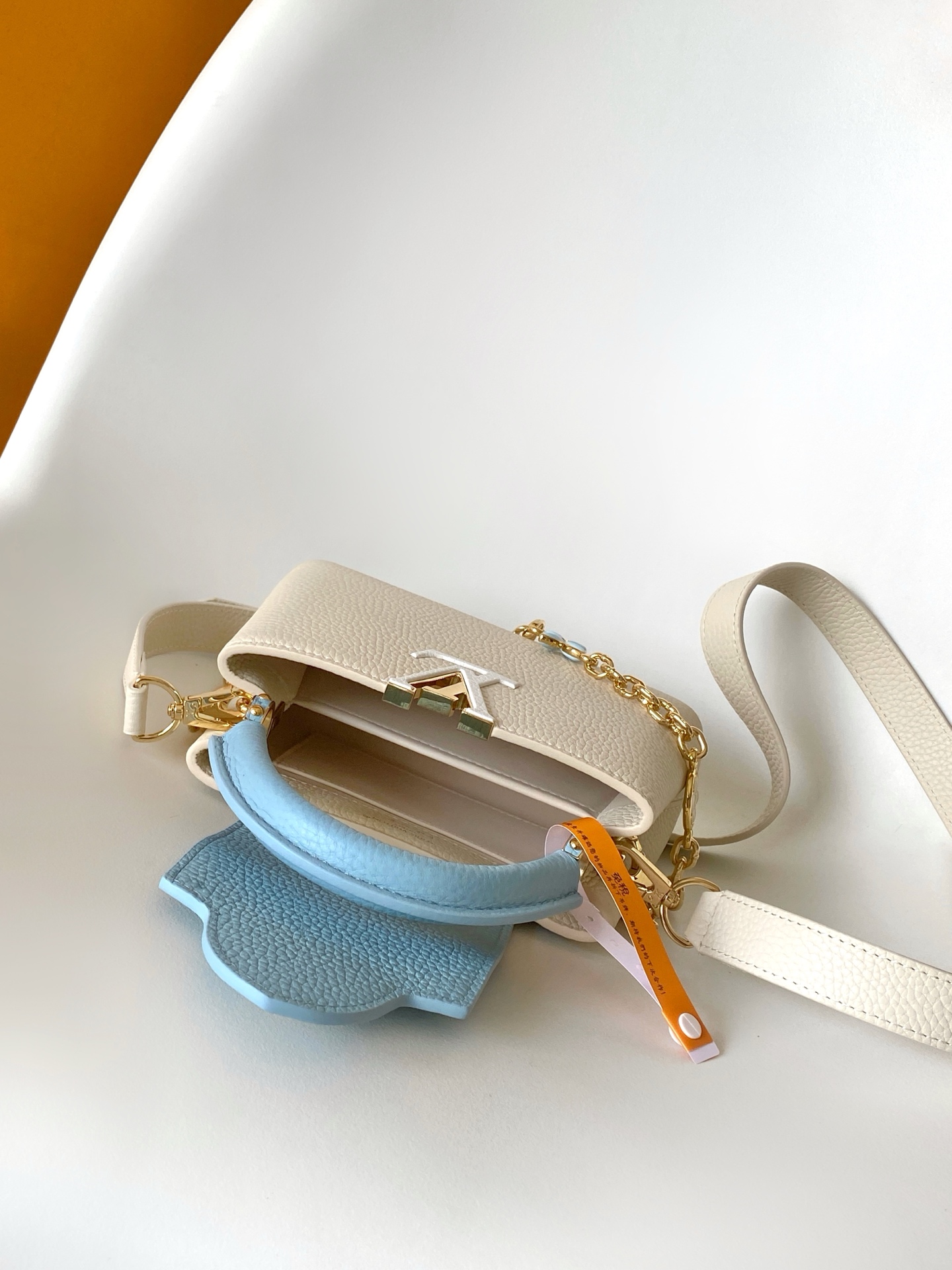 LVCapucines Mini Taurillon leather top handle bag 