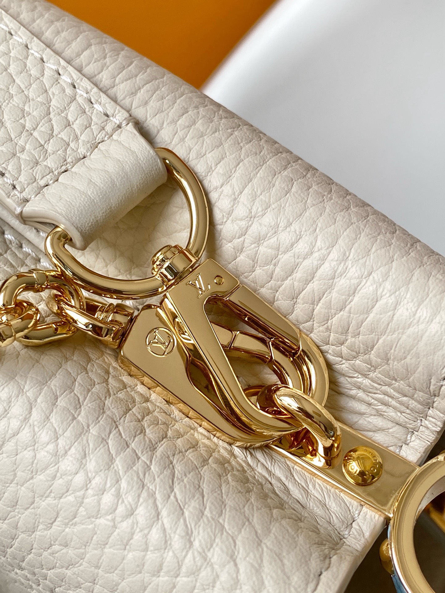 LVCapucines Mini Taurillon leather top handle bag 