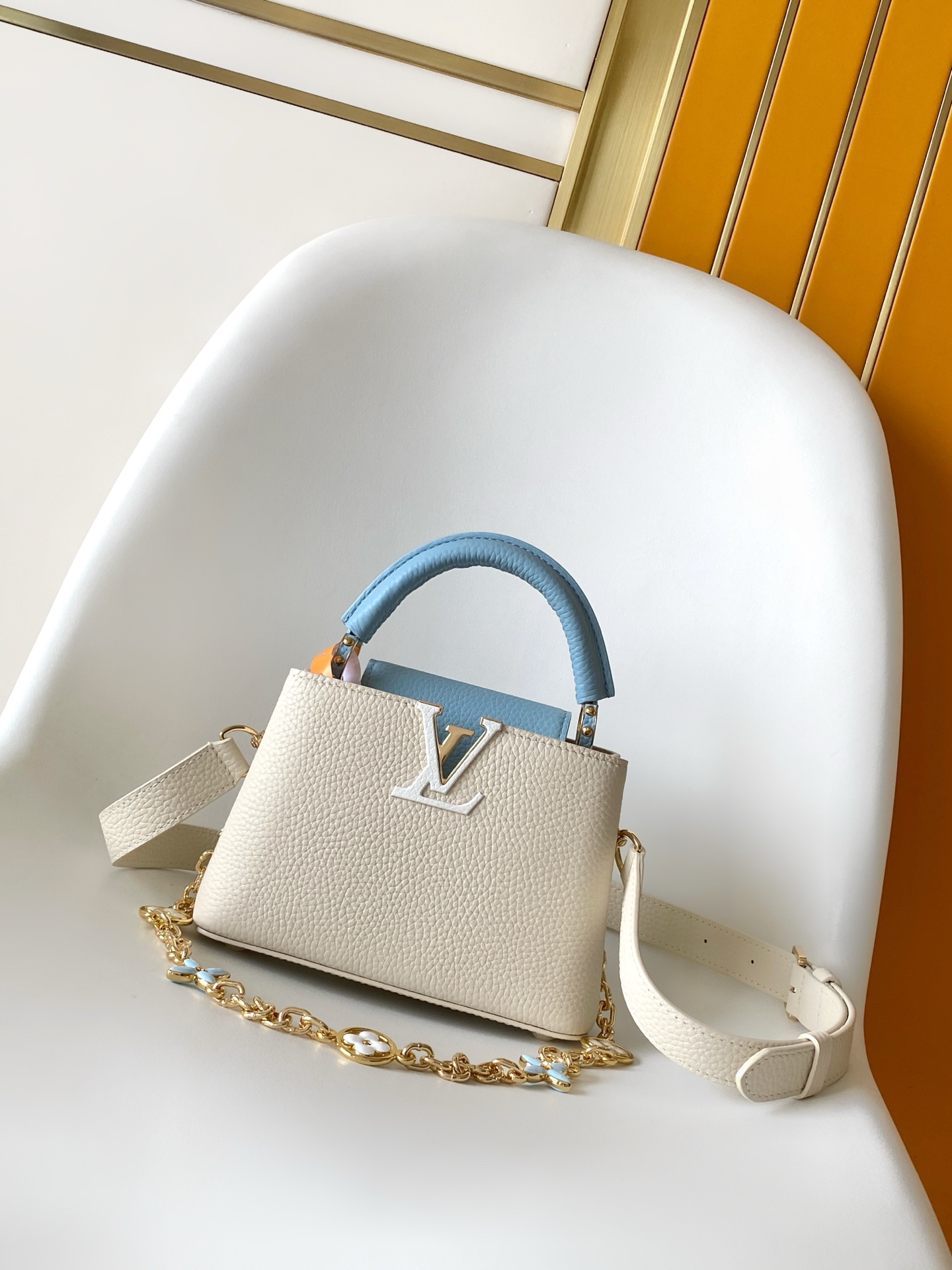 LVCapucines Mini Taurillon leather top handle bag 