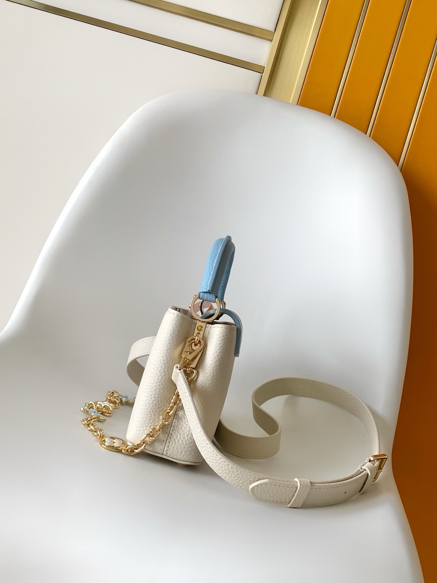 LVCapucines Mini Taurillon leather top handle bag 