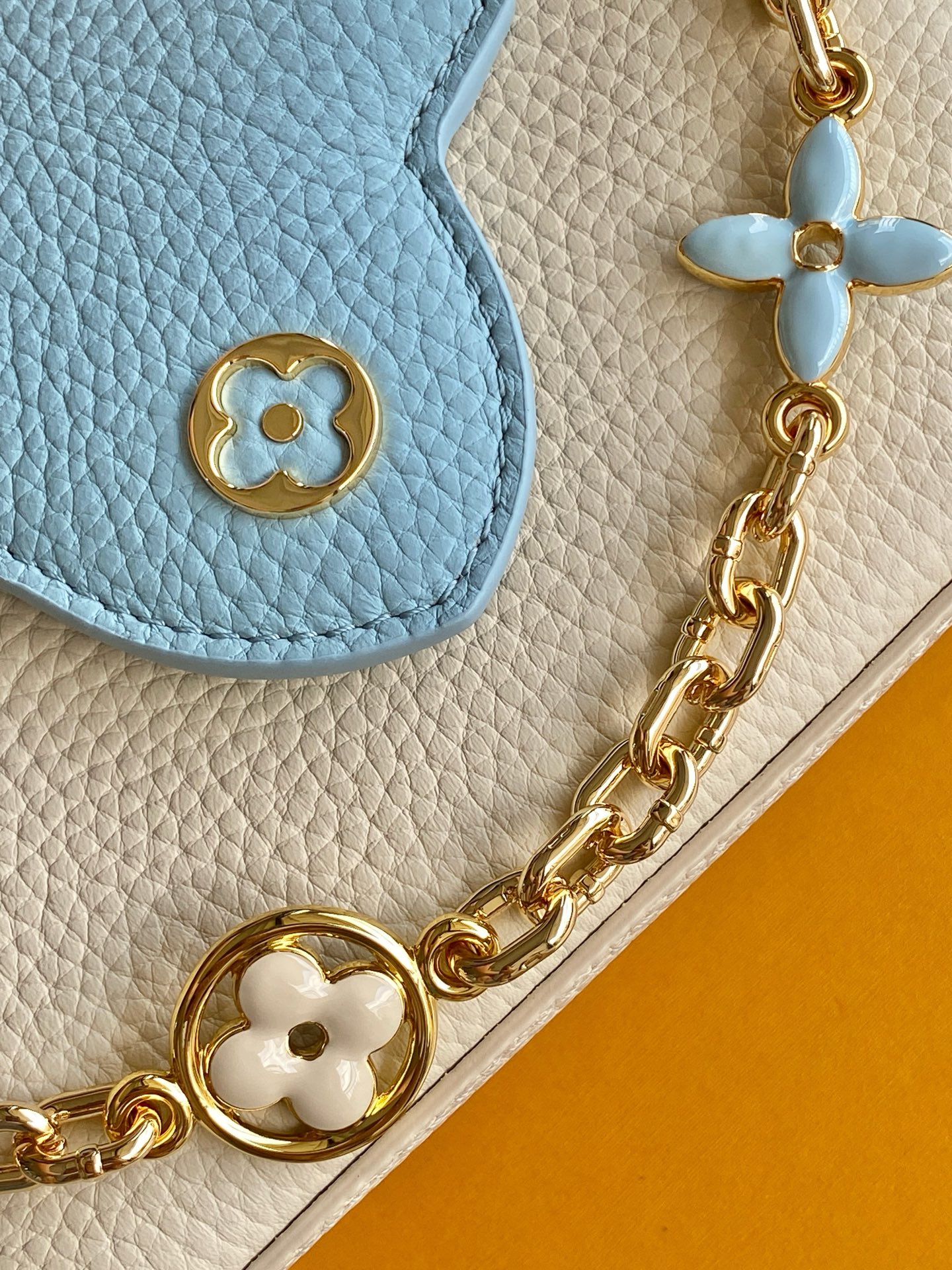 LVCapucines Mini Taurillon leather top handle bag 
