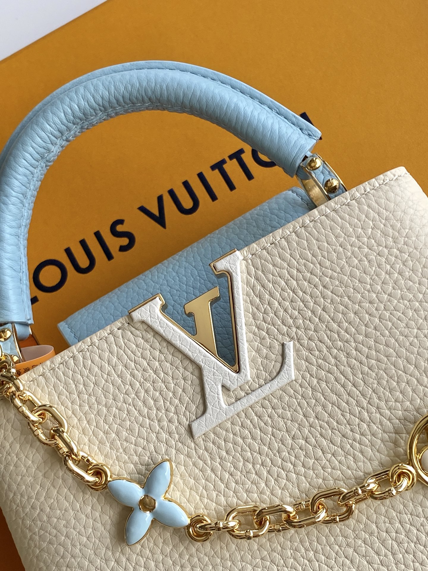 LVCapucines Mini Taurillon leather top handle bag 