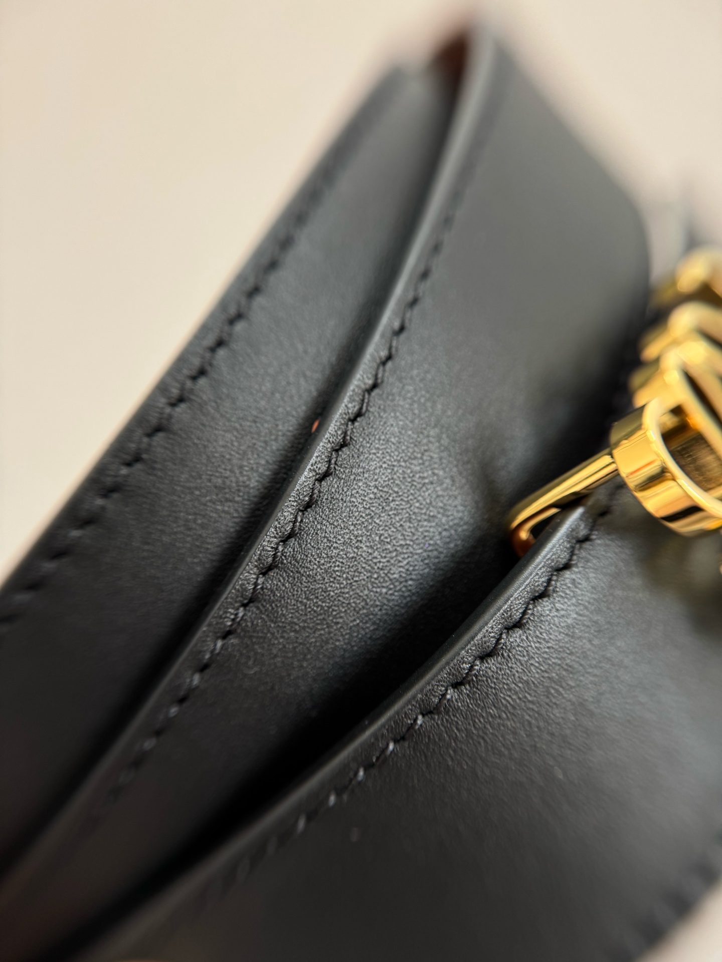 Loewe Leather Belt with Signature Logo Buckle, Stylish and Durable 5 i1746685624570 9607 0 3
