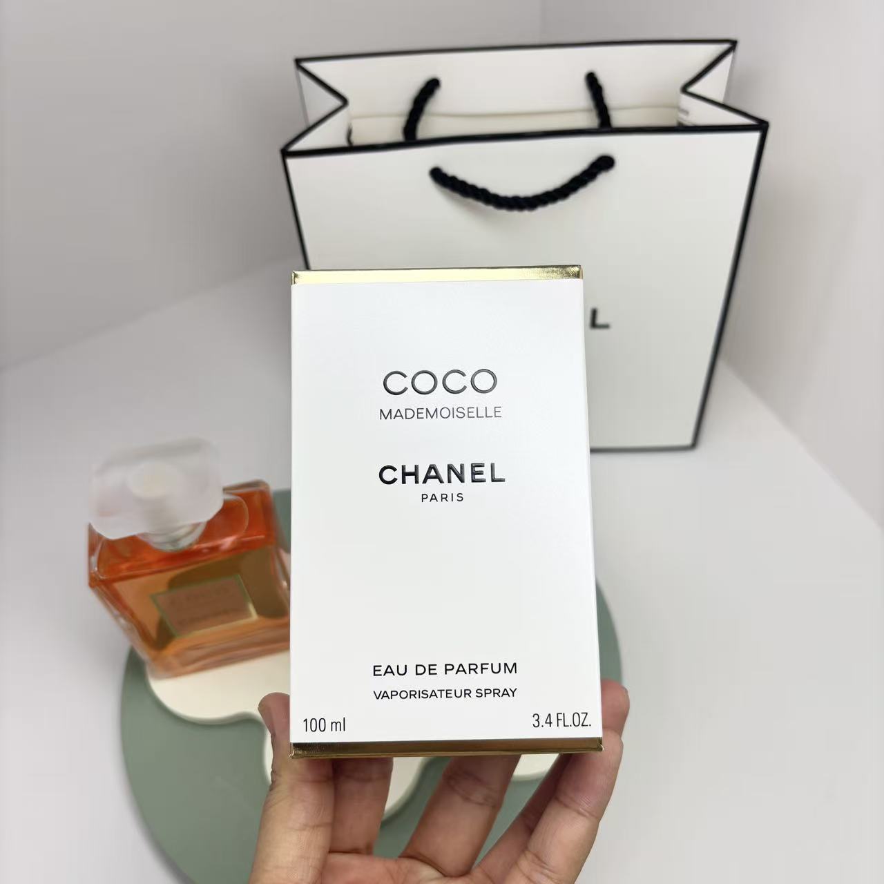 85💰原单品质
戒不掉的迷恋💕
香奈儿COCO可可小姐让人迷恋的味道～
✨前调：柑橘、佛手柑、葡萄柚
✨中调：荔枝、茉莉、玫瑰
✨后调：印度广藿香、海地香根草、旁波香草
✅规格：100ml

一开始浓重的柑橘味混着花香喷薄而出，有点冲鼻，不是特别友好，甚至有点成熟贵妇感，但不要放弃，这层味道五分钟就消失了。柑橘味挥发后，慢慢会闻到茉莉和玫瑰的香味，开始有清新的脂粉味，是年轻、轻盈、清幽的味道，像置身于春日早晨的花园里。后调甜味会更浓郁，但混合着一点点药的清苦味，层次丰富而不发腻，是有独立思想、见过世面、性格大方柔和的女性感觉。整体感觉优雅又年轻，清新又贵气，有一点距离感但又亲和，非常符合我们东方人对&rdquo;教养良好的千金小姐&rdquo;的想象✨
