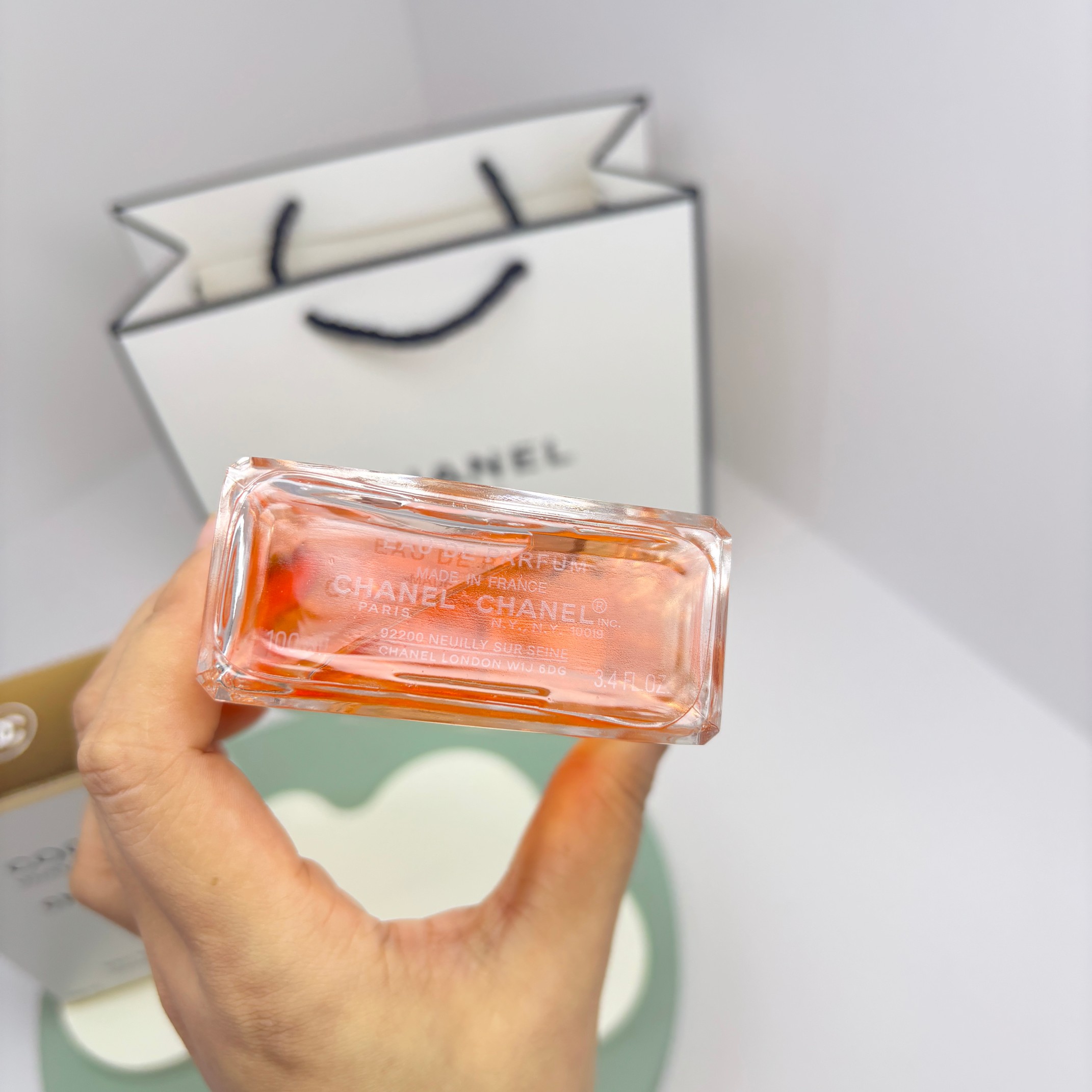 85💰原单品质
戒不掉的迷恋💕
香奈儿COCO可可小姐让人迷恋的味道～
✨前调：柑橘、佛手柑、葡萄柚
✨中调：荔枝、茉莉、玫瑰
✨后调：印度广藿香、海地香根草、旁波香草
✅规格：100ml

一开始浓重的柑橘味混着花香喷薄而出，有点冲鼻，不是特别友好，甚至有点成熟贵妇感，但不要放弃，这层味道五分钟就消失了。柑橘味挥发后，慢慢会闻到茉莉和玫瑰的香味，开始有清新的脂粉味，是年轻、轻盈、清幽的味道，像置身于春日早晨的花园里。后调甜味会更浓郁，但混合着一点点药的清苦味，层次丰富而不发腻，是有独立思想、见过世面、性格大方柔和的女性感觉。整体感觉优雅又年轻，清新又贵气，有一点距离感但又亲和，非常符合我们东方人对&rdquo;教养良好的千金小姐&rdquo;的想象✨
