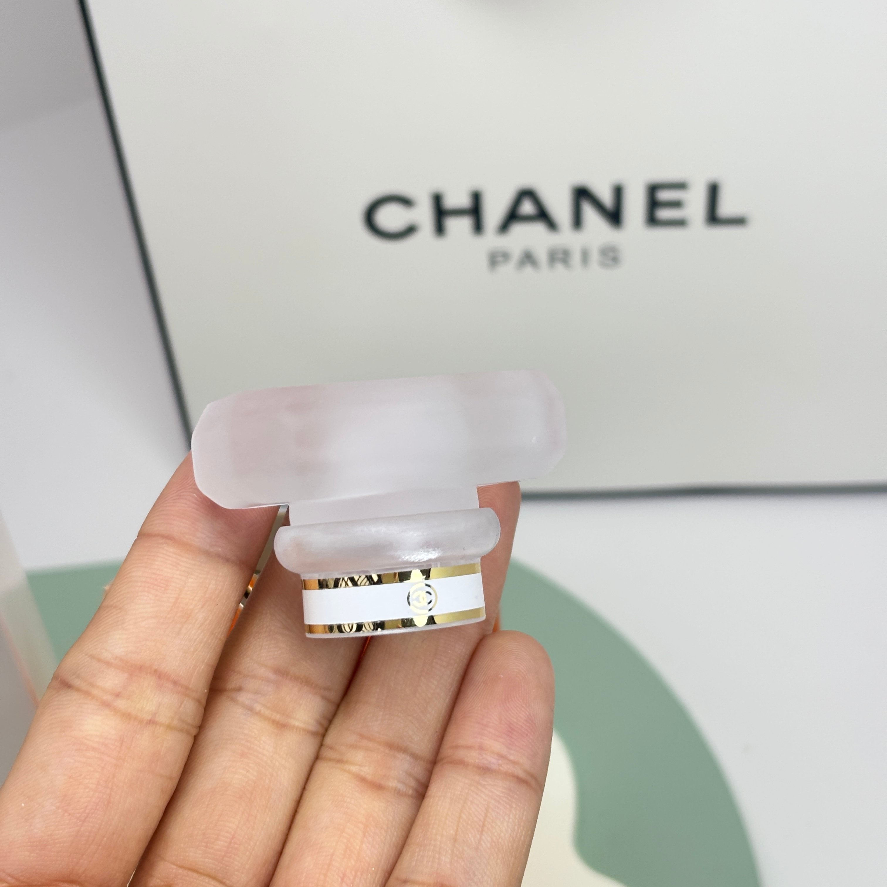 85💰原单品质
戒不掉的迷恋💕
香奈儿COCO可可小姐让人迷恋的味道～
✨前调：柑橘、佛手柑、葡萄柚
✨中调：荔枝、茉莉、玫瑰
✨后调：印度广藿香、海地香根草、旁波香草
✅规格：100ml

一开始浓重的柑橘味混着花香喷薄而出，有点冲鼻，不是特别友好，甚至有点成熟贵妇感，但不要放弃，这层味道五分钟就消失了。柑橘味挥发后，慢慢会闻到茉莉和玫瑰的香味，开始有清新的脂粉味，是年轻、轻盈、清幽的味道，像置身于春日早晨的花园里。后调甜味会更浓郁，但混合着一点点药的清苦味，层次丰富而不发腻，是有独立思想、见过世面、性格大方柔和的女性感觉。整体感觉优雅又年轻，清新又贵气，有一点距离感但又亲和，非常符合我们东方人对&rdquo;教养良好的千金小姐&rdquo;的想象✨
