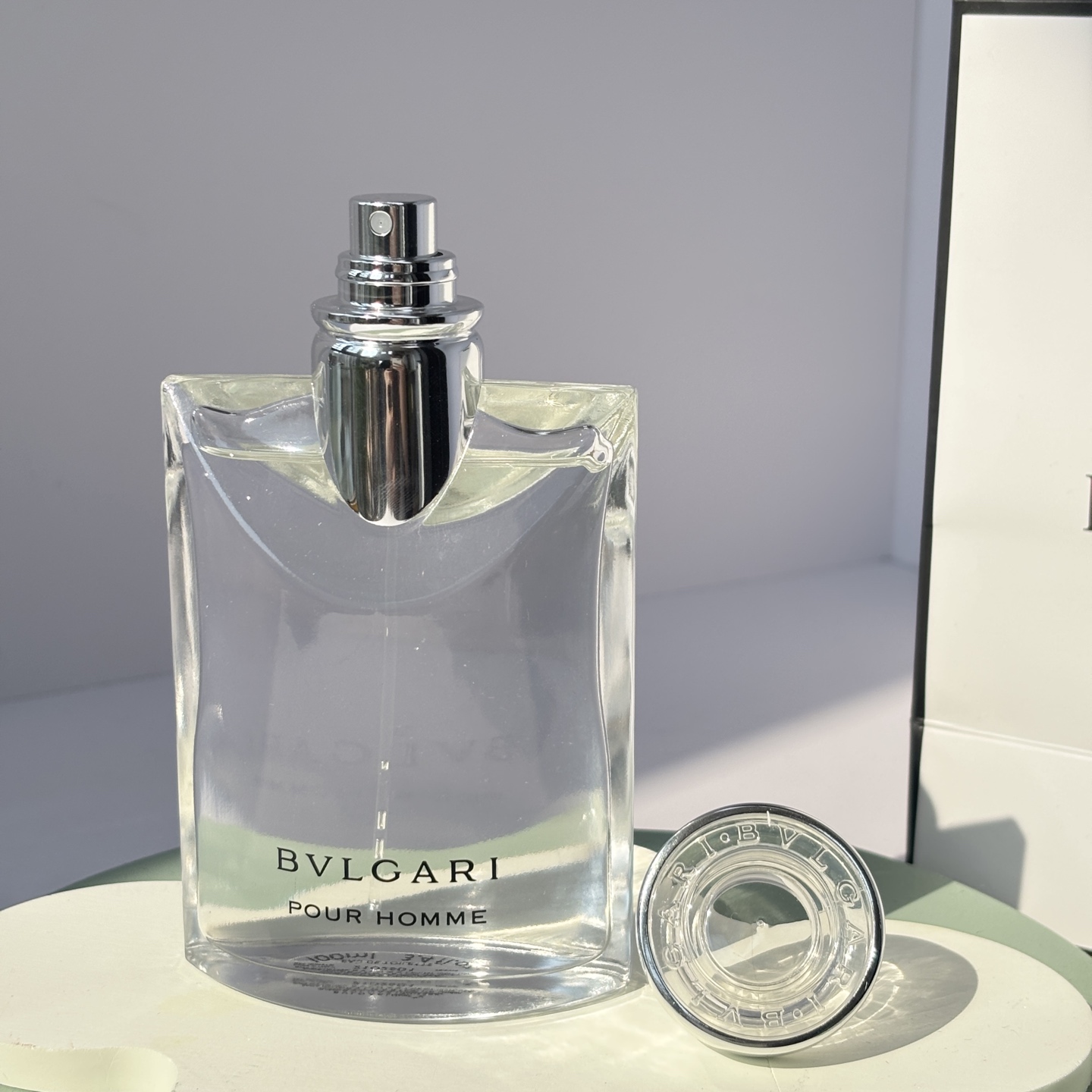 85💰原单品质
宝格丽大吉岭茶极致版
宝格丽大吉岭茶极致版香水
100ml
前调：薰衣草 白松香 葡萄柚 香柠檬
中调：胡椒 冷杉 小豆蔻
后调：檀香木 橡木苔 雪松
留香时间：🌟🌟🌟
&ldquo;你像窝在被子里的舒服&rdquo;这句歌词形容大吉岭茶太恰当了！太阳晒进屋子的时候，我特别喜欢喷几下在新换的床单上，心情都好了起来
比起原版我更喜欢极致，比原版的青涩更多出了几分泠冽的味道，男女都可
更有层次感，温暖、阳光、干净是大吉岭茶的代名词
