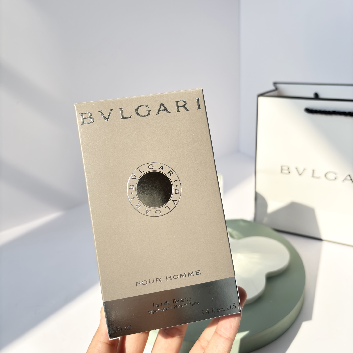 85💰原单品质
宝格丽大吉岭茶极致版
宝格丽大吉岭茶极致版香水
100ml
前调：薰衣草 白松香 葡萄柚 香柠檬
中调：胡椒 冷杉 小豆蔻
后调：檀香木 橡木苔 雪松
留香时间：🌟🌟🌟
&ldquo;你像窝在被子里的舒服&rdquo;这句歌词形容大吉岭茶太恰当了！太阳晒进屋子的时候，我特别喜欢喷几下在新换的床单上，心情都好了起来
比起原版我更喜欢极致，比原版的青涩更多出了几分泠冽的味道，男女都可
更有层次感，温暖、阳光、干净是大吉岭茶的代名词
