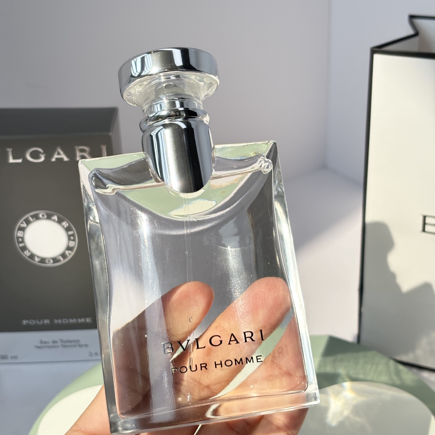 85💰原单品质
宝格丽大吉岭茶极致版
宝格丽大吉岭茶极致版香水
100ml
前调：薰衣草 白松香 葡萄柚 香柠檬
中调：胡椒 冷杉 小豆蔻
后调：檀香木 橡木苔 雪松
留香时间：🌟🌟🌟
&ldquo;你像窝在被子里的舒服&rdquo;这句歌词形容大吉岭茶太恰当了！太阳晒进屋子的时候，我特别喜欢喷几下在新换的床单上，心情都好了起来
比起原版我更喜欢极致，比原版的青涩更多出了几分泠冽的味道，男女都可
更有层次感，温暖、阳光、干净是大吉岭茶的代名词
