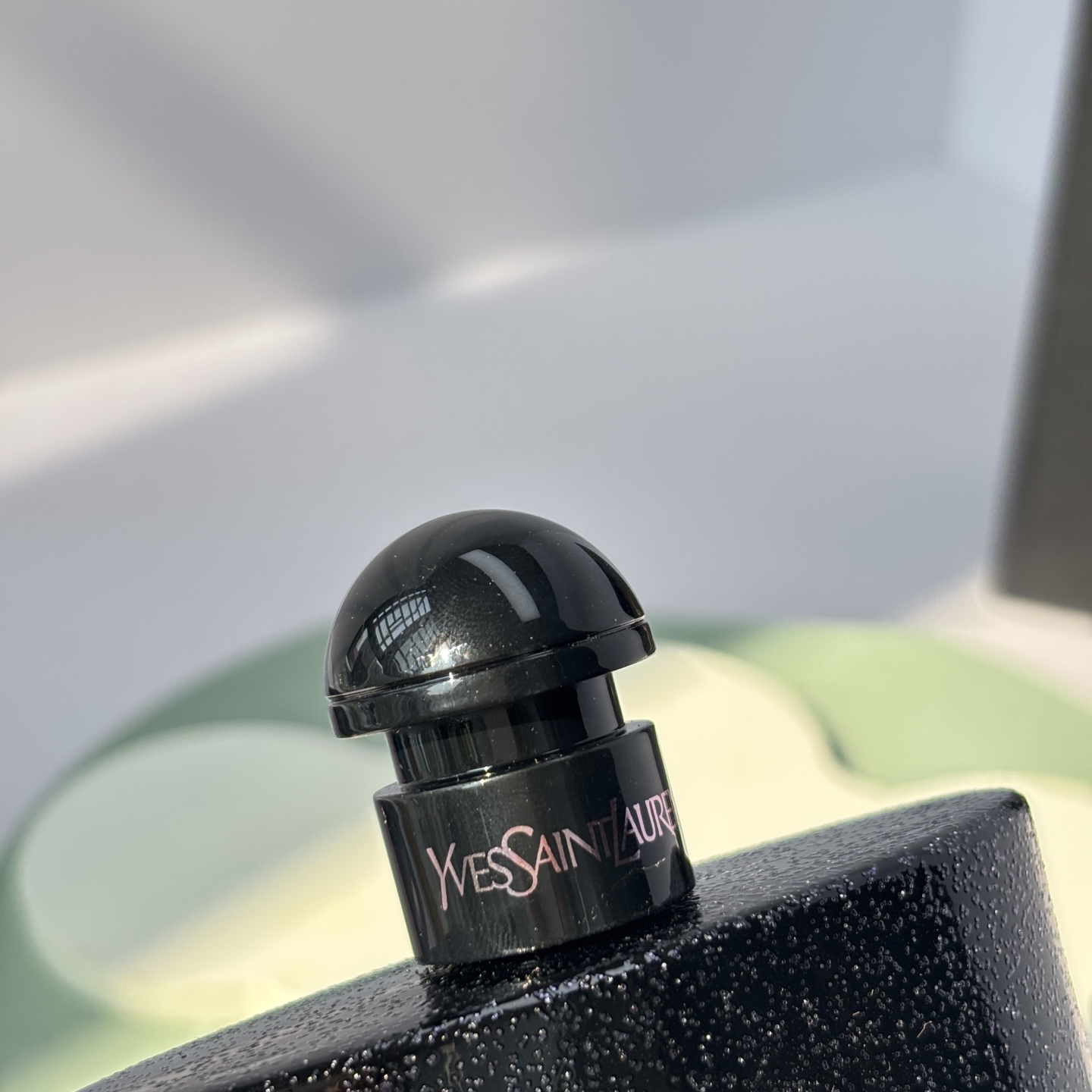 85💰原单品质
YSL 黑鸦片
🌟香调
前调：粉红胡椒、橙花、梨
清新中带点辛辣，一喷就让人眼前一亮！
中调：咖啡、茉莉、杏仁
浓郁的咖啡香和温柔的花香交织，性感又不失甜美！
后调：香草、广藿香、雪松
淡淡的木质香收尾，让整体香调更有层次感，留香持久！
🌟使用感受：
黑鸦片的香味真的让人上瘾，喷上它瞬间感觉自己魅力值爆表！尤其是晚上约会或派对时，这款香水绝对是你的秘密武器！而且它的瓶身设计也超级高级，黑色的瓶身搭配亮片装饰，摆在梳妆台上都是颜值担当！💖
🌟适合人群：
喜欢性感迷人风格的姐妹
晚上约会、派对、夜店必备
送女友、闺蜜礼物首选！🎁