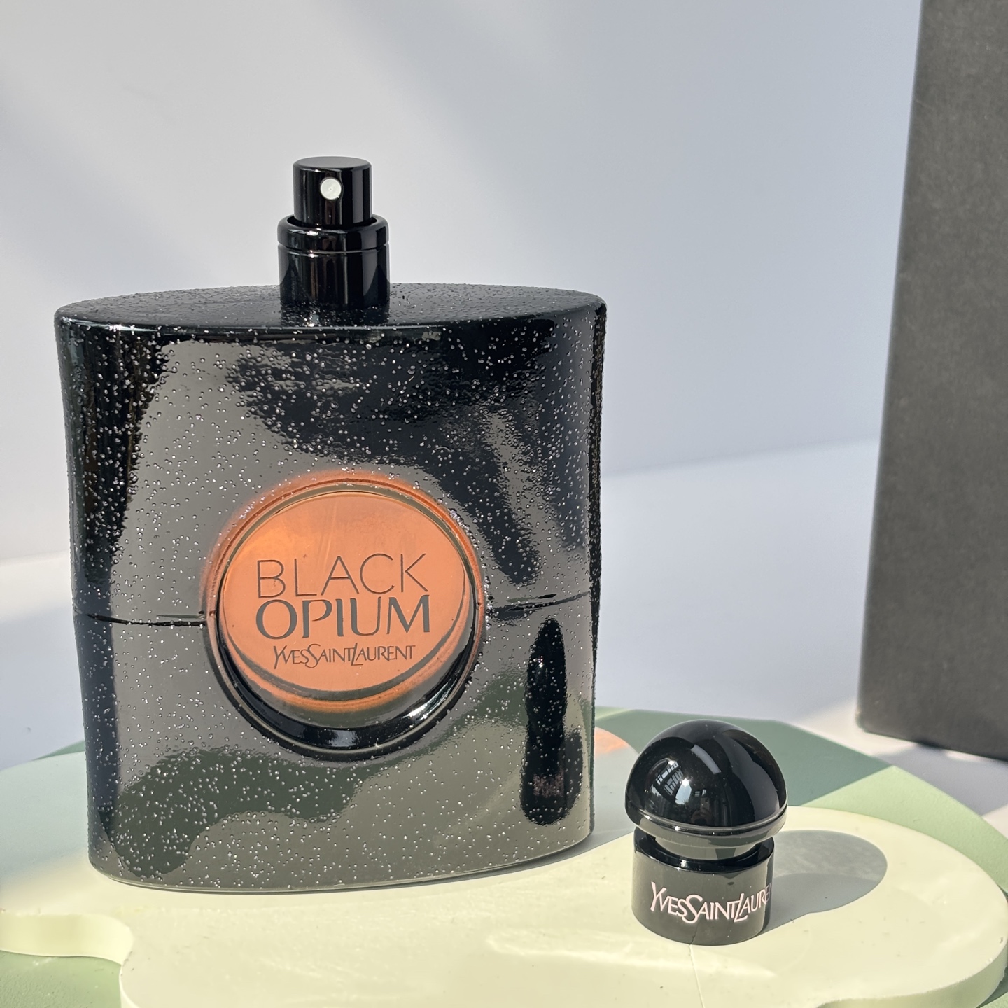 85💰原单品质
YSL 黑鸦片
🌟香调
前调：粉红胡椒、橙花、梨
清新中带点辛辣，一喷就让人眼前一亮！
中调：咖啡、茉莉、杏仁
浓郁的咖啡香和温柔的花香交织，性感又不失甜美！
后调：香草、广藿香、雪松
淡淡的木质香收尾，让整体香调更有层次感，留香持久！
🌟使用感受：
黑鸦片的香味真的让人上瘾，喷上它瞬间感觉自己魅力值爆表！尤其是晚上约会或派对时，这款香水绝对是你的秘密武器！而且它的瓶身设计也超级高级，黑色的瓶身搭配亮片装饰，摆在梳妆台上都是颜值担当！💖
🌟适合人群：
喜欢性感迷人风格的姐妹
晚上约会、派对、夜店必备
送女友、闺蜜礼物首选！🎁