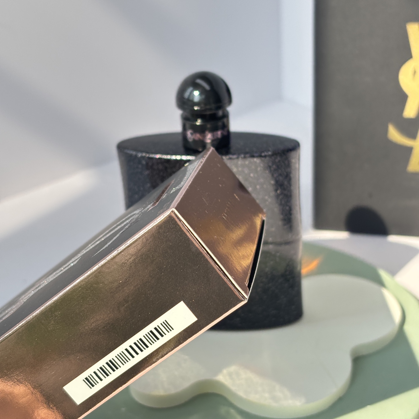 85💰原单品质
YSL 黑鸦片
🌟香调
前调：粉红胡椒、橙花、梨
清新中带点辛辣，一喷就让人眼前一亮！
中调：咖啡、茉莉、杏仁
浓郁的咖啡香和温柔的花香交织，性感又不失甜美！
后调：香草、广藿香、雪松
淡淡的木质香收尾，让整体香调更有层次感，留香持久！
🌟使用感受：
黑鸦片的香味真的让人上瘾，喷上它瞬间感觉自己魅力值爆表！尤其是晚上约会或派对时，这款香水绝对是你的秘密武器！而且它的瓶身设计也超级高级，黑色的瓶身搭配亮片装饰，摆在梳妆台上都是颜值担当！💖
🌟适合人群：
喜欢性感迷人风格的姐妹
晚上约会、派对、夜店必备
送女友、闺蜜礼物首选！🎁