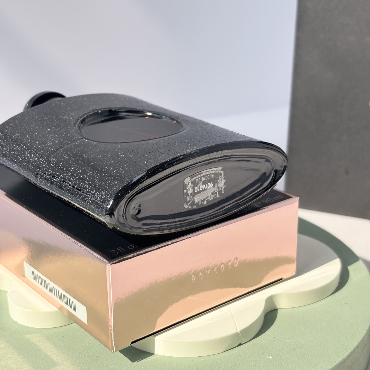 85💰原单品质
YSL 黑鸦片
🌟香调
前调：粉红胡椒、橙花、梨
清新中带点辛辣，一喷就让人眼前一亮！
中调：咖啡、茉莉、杏仁
浓郁的咖啡香和温柔的花香交织，性感又不失甜美！
后调：香草、广藿香、雪松
淡淡的木质香收尾，让整体香调更有层次感，留香持久！
🌟使用感受：
黑鸦片的香味真的让人上瘾，喷上它瞬间感觉自己魅力值爆表！尤其是晚上约会或派对时，这款香水绝对是你的秘密武器！而且它的瓶身设计也超级高级，黑色的瓶身搭配亮片装饰，摆在梳妆台上都是颜值担当！💖
🌟适合人群：
喜欢性感迷人风格的姐妹
晚上约会、派对、夜店必备
送女友、闺蜜礼物首选！🎁