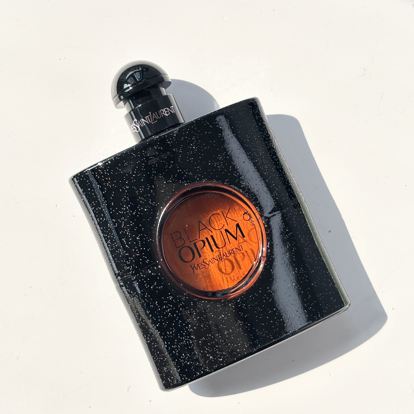85💰原单品质
YSL 黑鸦片
🌟香调
前调：粉红胡椒、橙花、梨
清新中带点辛辣，一喷就让人眼前一亮！
中调：咖啡、茉莉、杏仁
浓郁的咖啡香和温柔的花香交织，性感又不失甜美！
后调：香草、广藿香、雪松
淡淡的木质香收尾，让整体香调更有层次感，留香持久！
🌟使用感受：
黑鸦片的香味真的让人上瘾，喷上它瞬间感觉自己魅力值爆表！尤其是晚上约会或派对时，这款香水绝对是你的秘密武器！而且它的瓶身设计也超级高级，黑色的瓶身搭配亮片装饰，摆在梳妆台上都是颜值担当！💖
🌟适合人群：
喜欢性感迷人风格的姐妹
晚上约会、派对、夜店必备
送女友、闺蜜礼物首选！🎁