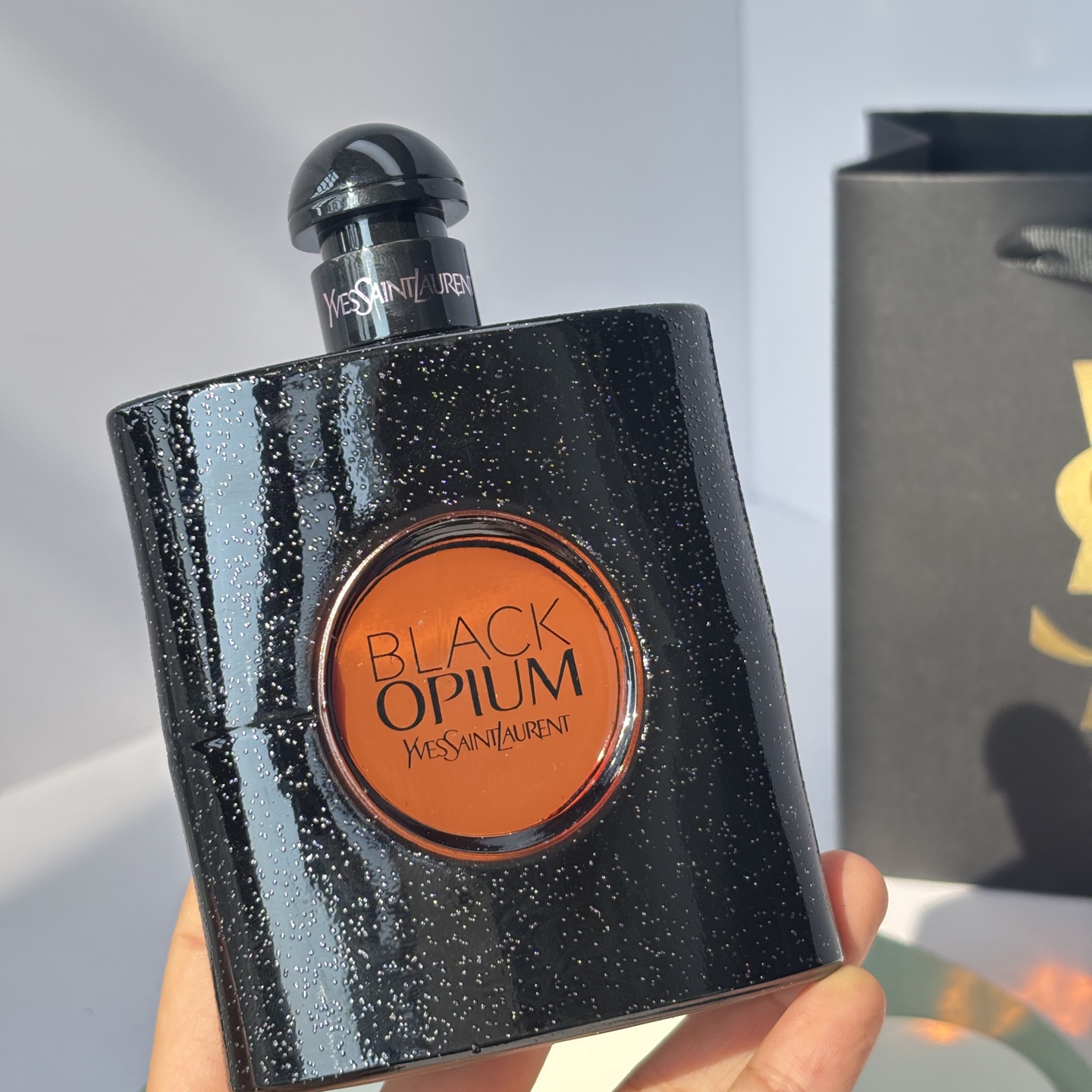 85💰原单品质
YSL 黑鸦片
🌟香调
前调：粉红胡椒、橙花、梨
清新中带点辛辣，一喷就让人眼前一亮！
中调：咖啡、茉莉、杏仁
浓郁的咖啡香和温柔的花香交织，性感又不失甜美！
后调：香草、广藿香、雪松
淡淡的木质香收尾，让整体香调更有层次感，留香持久！
🌟使用感受：
黑鸦片的香味真的让人上瘾，喷上它瞬间感觉自己魅力值爆表！尤其是晚上约会或派对时，这款香水绝对是你的秘密武器！而且它的瓶身设计也超级高级，黑色的瓶身搭配亮片装饰，摆在梳妆台上都是颜值担当！💖
🌟适合人群：
喜欢性感迷人风格的姐妹
晚上约会、派对、夜店必备
送女友、闺蜜礼物首选！🎁