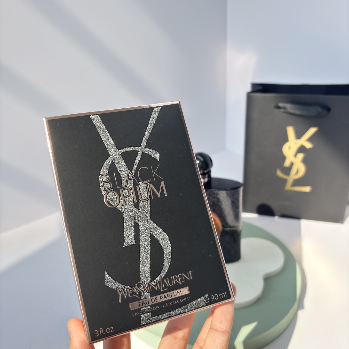 85💰原单品质
YSL 黑鸦片
🌟香调
前调：粉红胡椒、橙花、梨
清新中带点辛辣，一喷就让人眼前一亮！
中调：咖啡、茉莉、杏仁
浓郁的咖啡香和温柔的花香交织，性感又不失甜美！
后调：香草、广藿香、雪松
淡淡的木质香收尾，让整体香调更有层次感，留香持久！
🌟使用感受：
黑鸦片的香味真的让人上瘾，喷上它瞬间感觉自己魅力值爆表！尤其是晚上约会或派对时，这款香水绝对是你的秘密武器！而且它的瓶身设计也超级高级，黑色的瓶身搭配亮片装饰，摆在梳妆台上都是颜值担当！💖
🌟适合人群：
喜欢性感迷人风格的姐妹
晚上约会、派对、夜店必备
送女友、闺蜜礼物首选！🎁